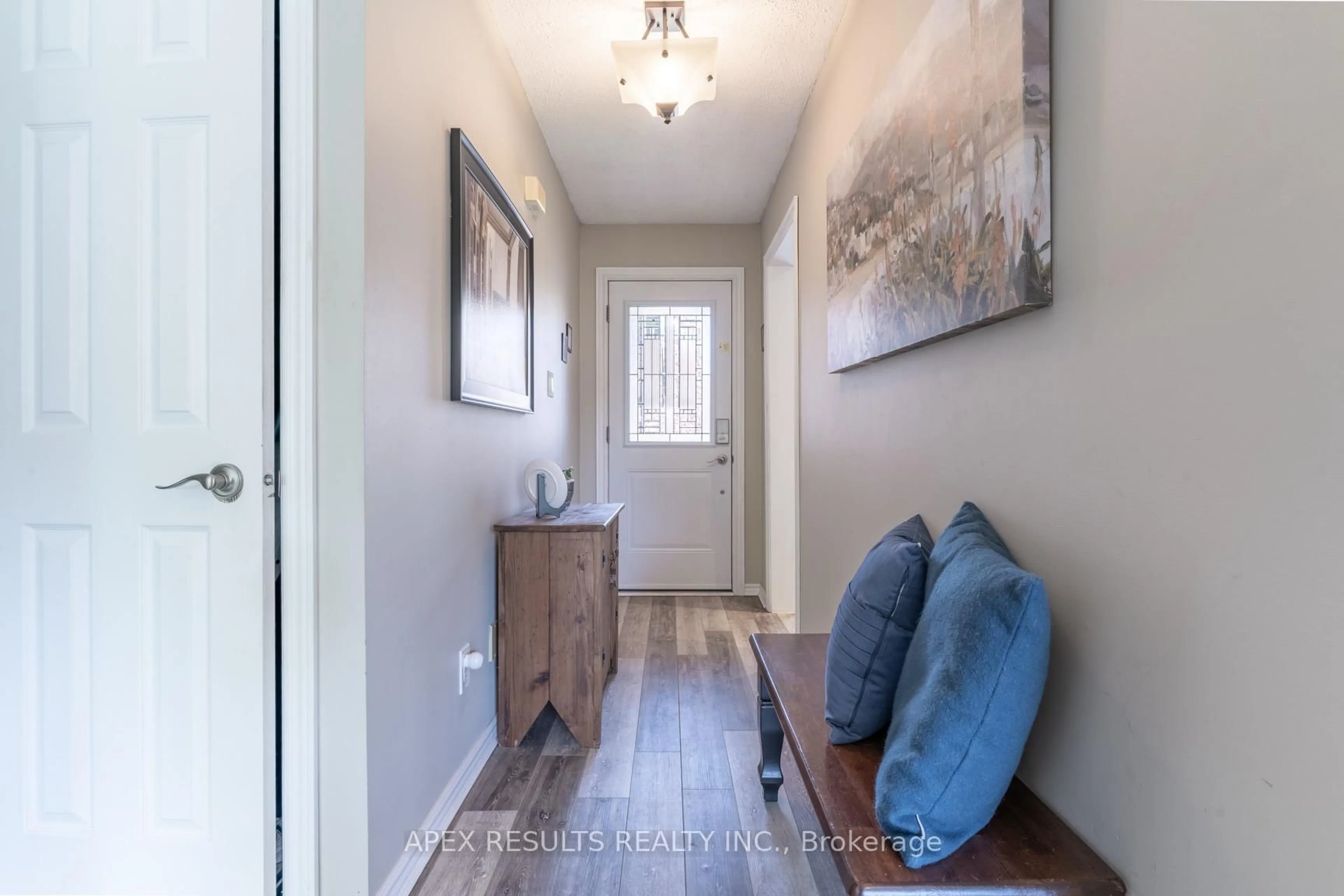 Indoor entryway for 2915 Headon Forest Dr, Burlington Ontario L7M 3Z6