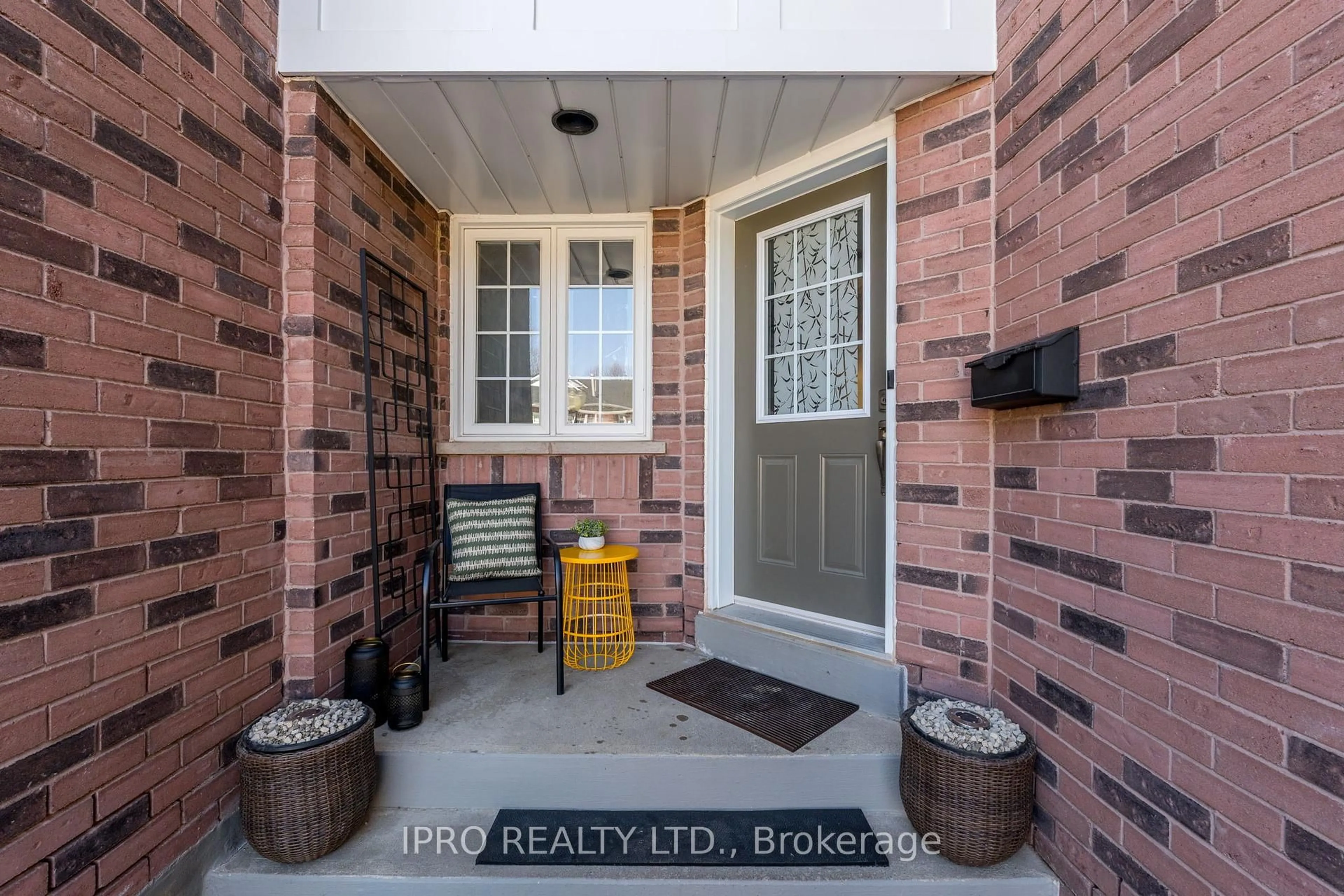 Indoor entryway for 51 Lancewood Cres, Brampton Ontario L6S 5Y5