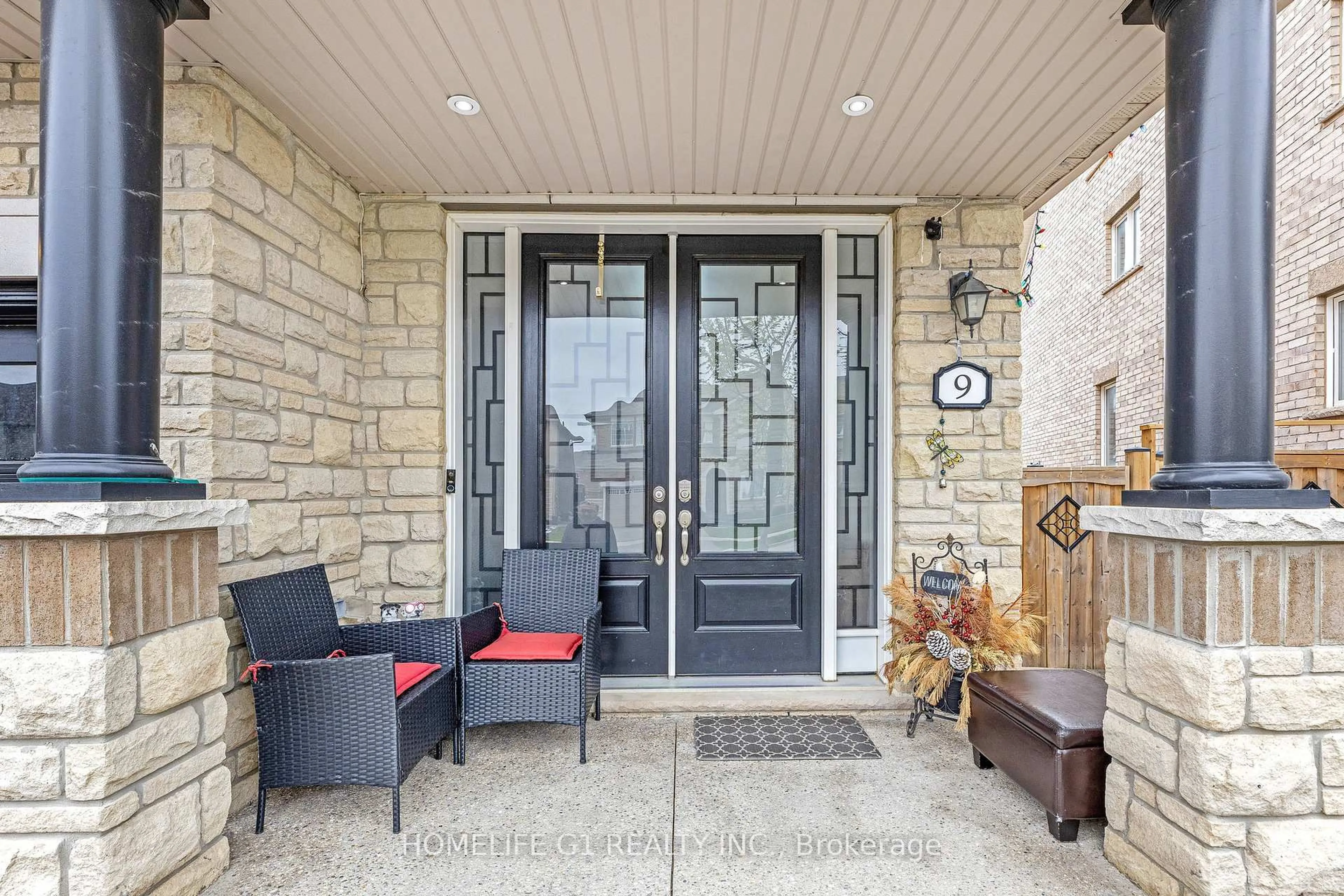 Indoor entryway for 9 Brethby St, Caledon Ontario L7C 3W2