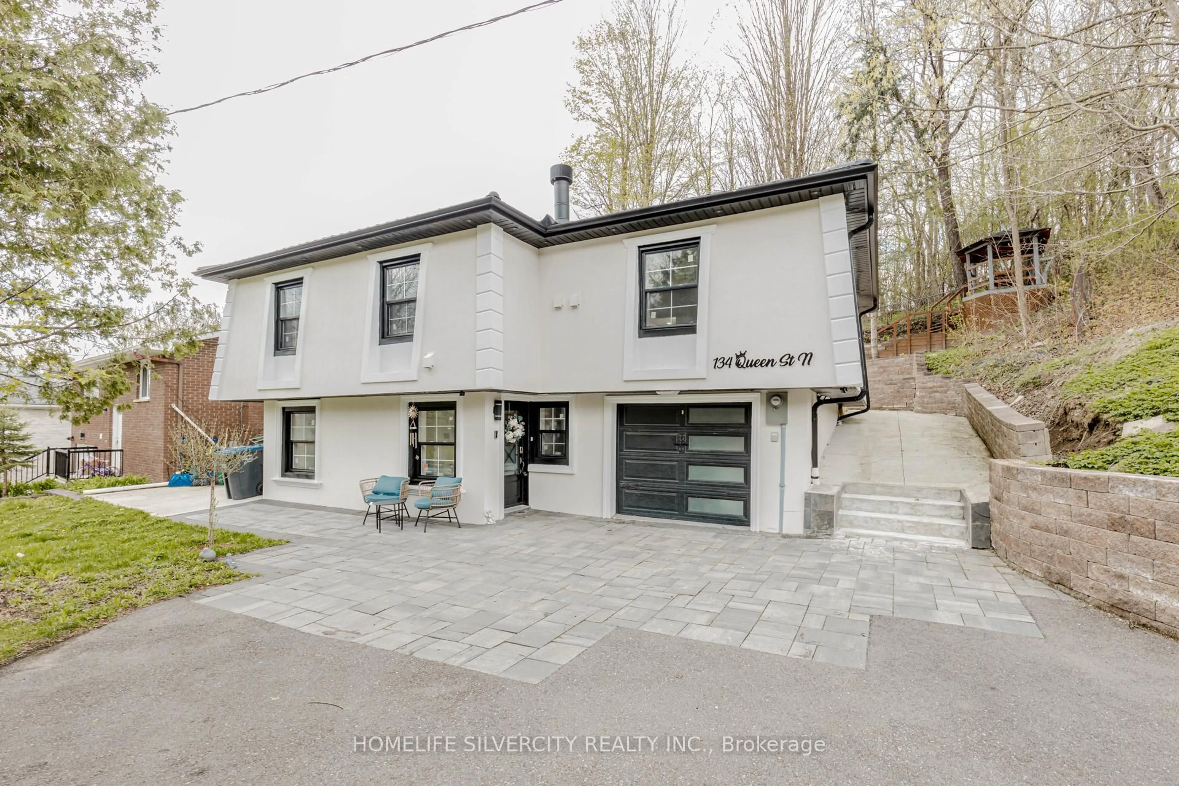 A pic from outside/outdoor area/front of a property/back of a property/a pic from drone, street for 134 Queen St, Caledon Ontario L7E 2M7