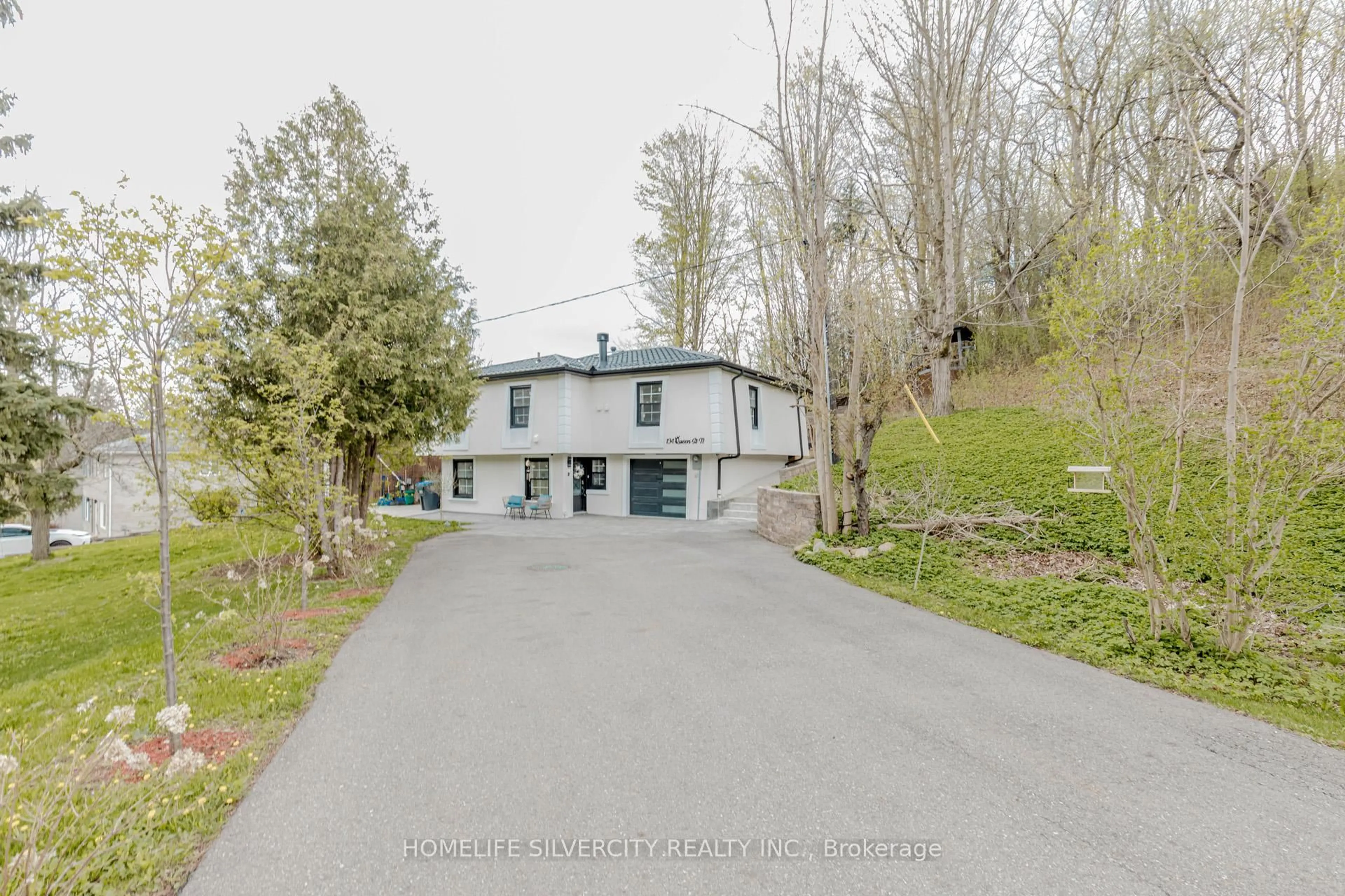 A pic from outside/outdoor area/front of a property/back of a property/a pic from drone, street for 134 Queen St, Caledon Ontario L7E 2M7