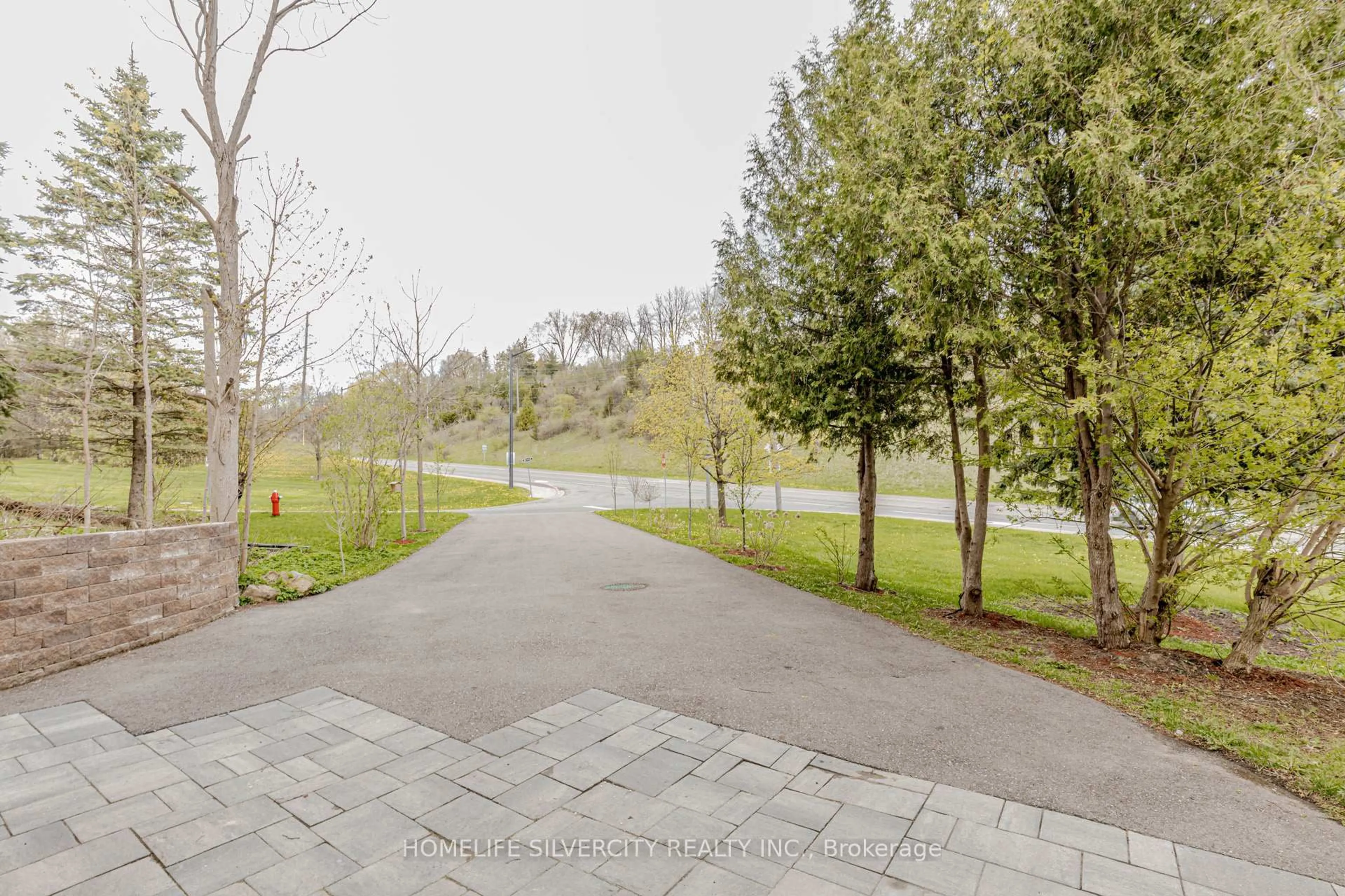 Patio, street for 134 Queen St, Caledon Ontario L7E 2M7