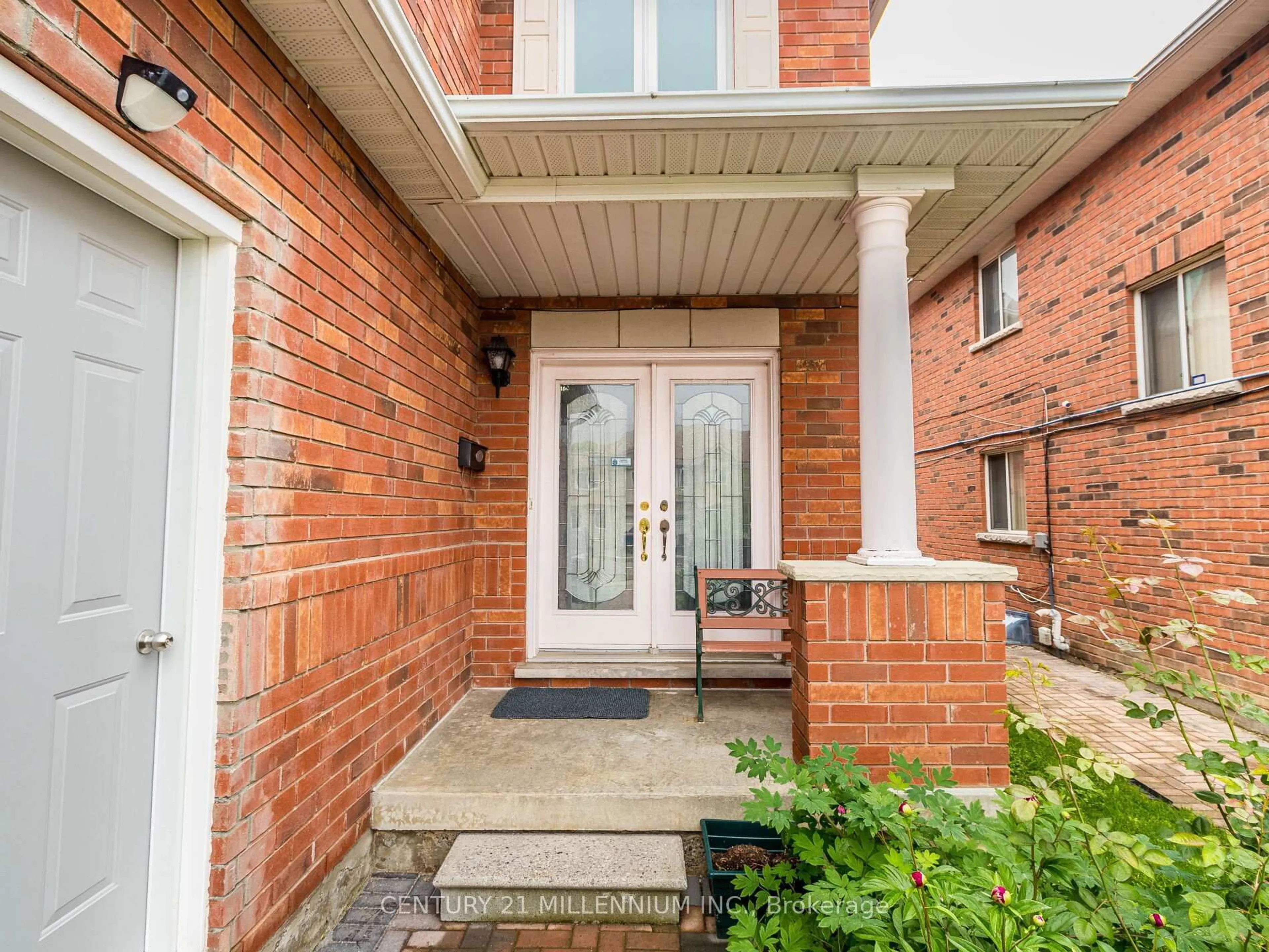 Indoor entryway for 33 Wycombe Rd, Toronto Ontario M3M 2W6