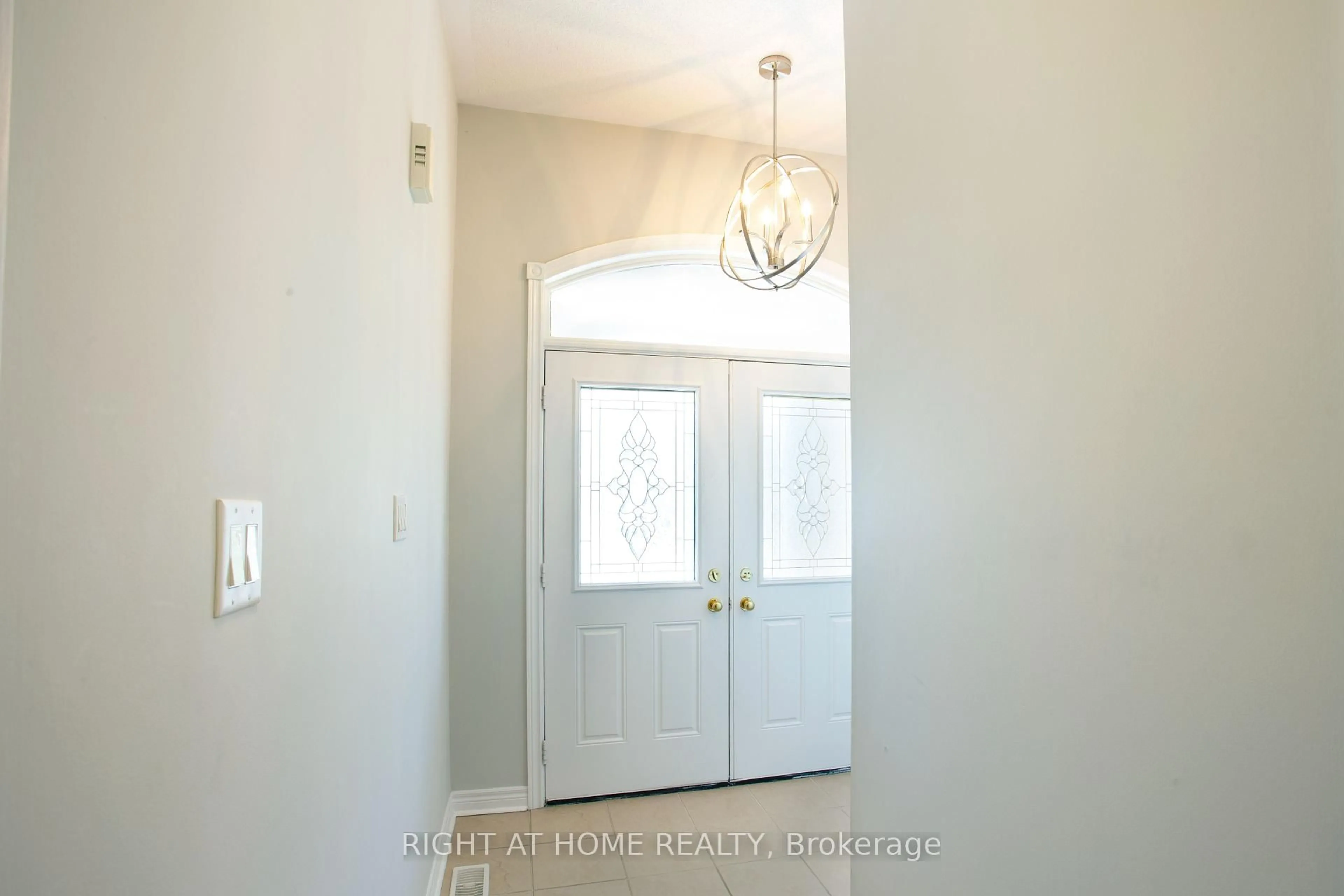 Indoor entryway for 2445 Grand Oak Tr, Oakville Ontario L6M 0J4