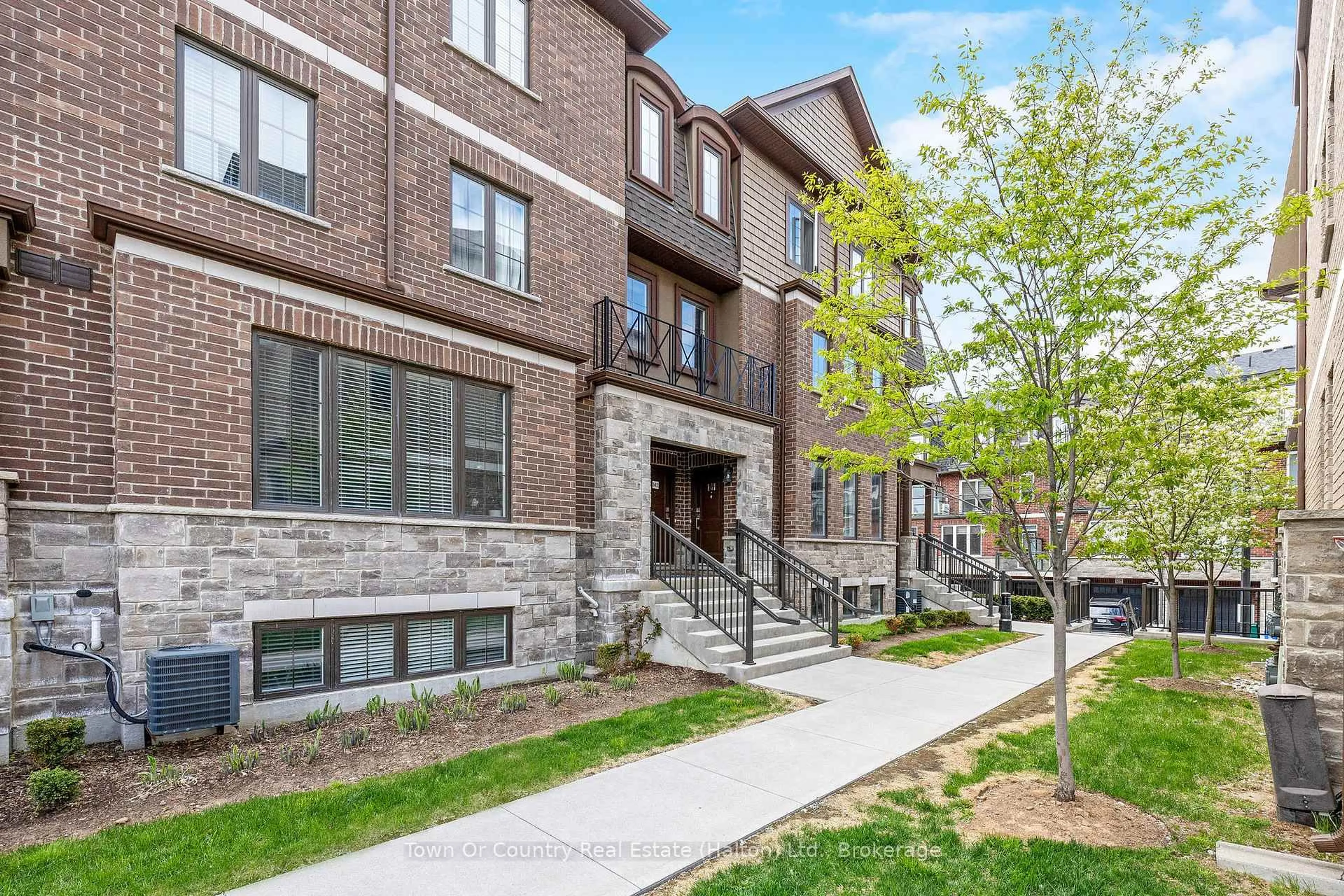 Home with brick exterior material, street for 445 Ontario St #142, Milton Ontario L9T 9K4