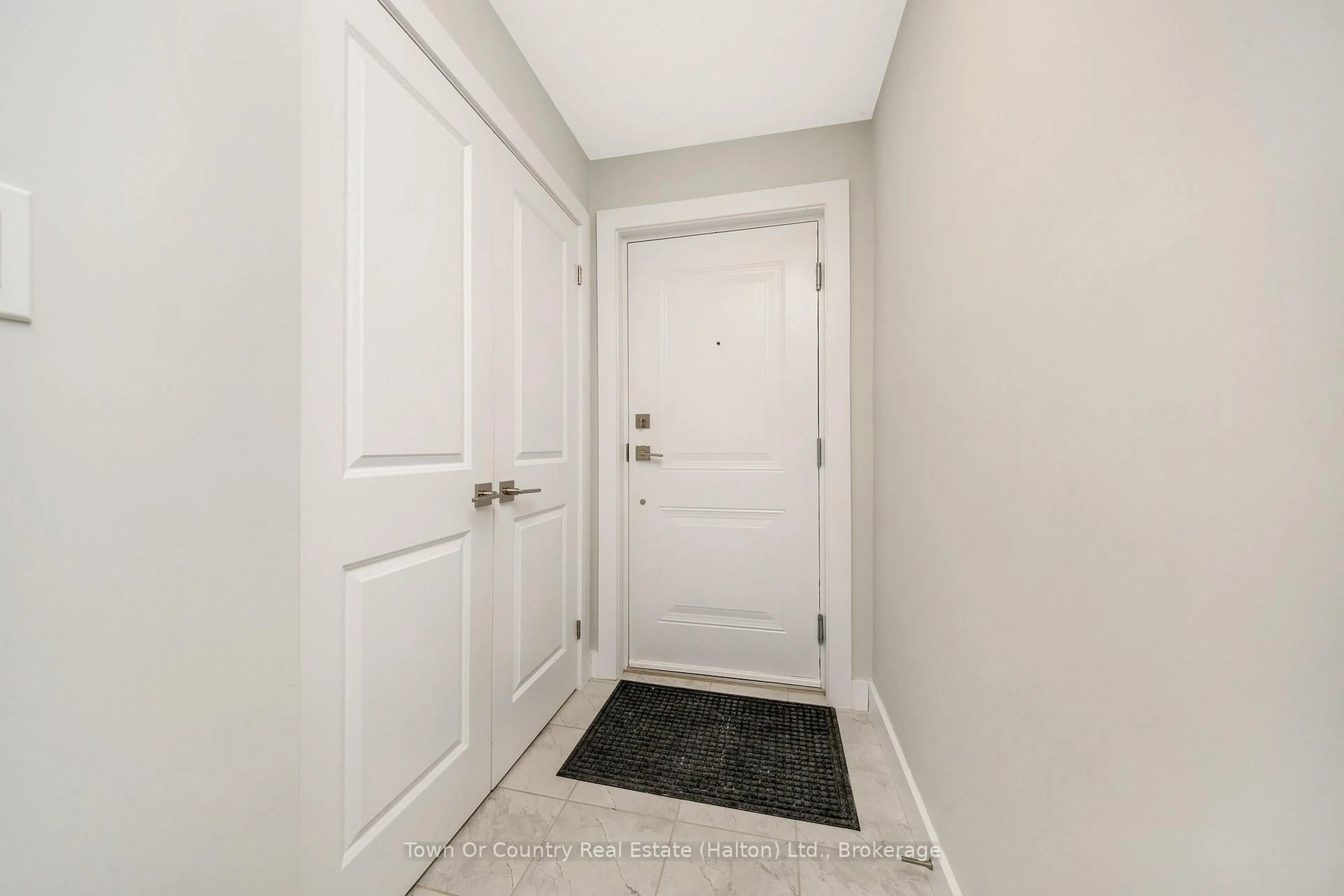 Indoor entryway for 445 Ontario St #142, Milton Ontario L9T 9K4