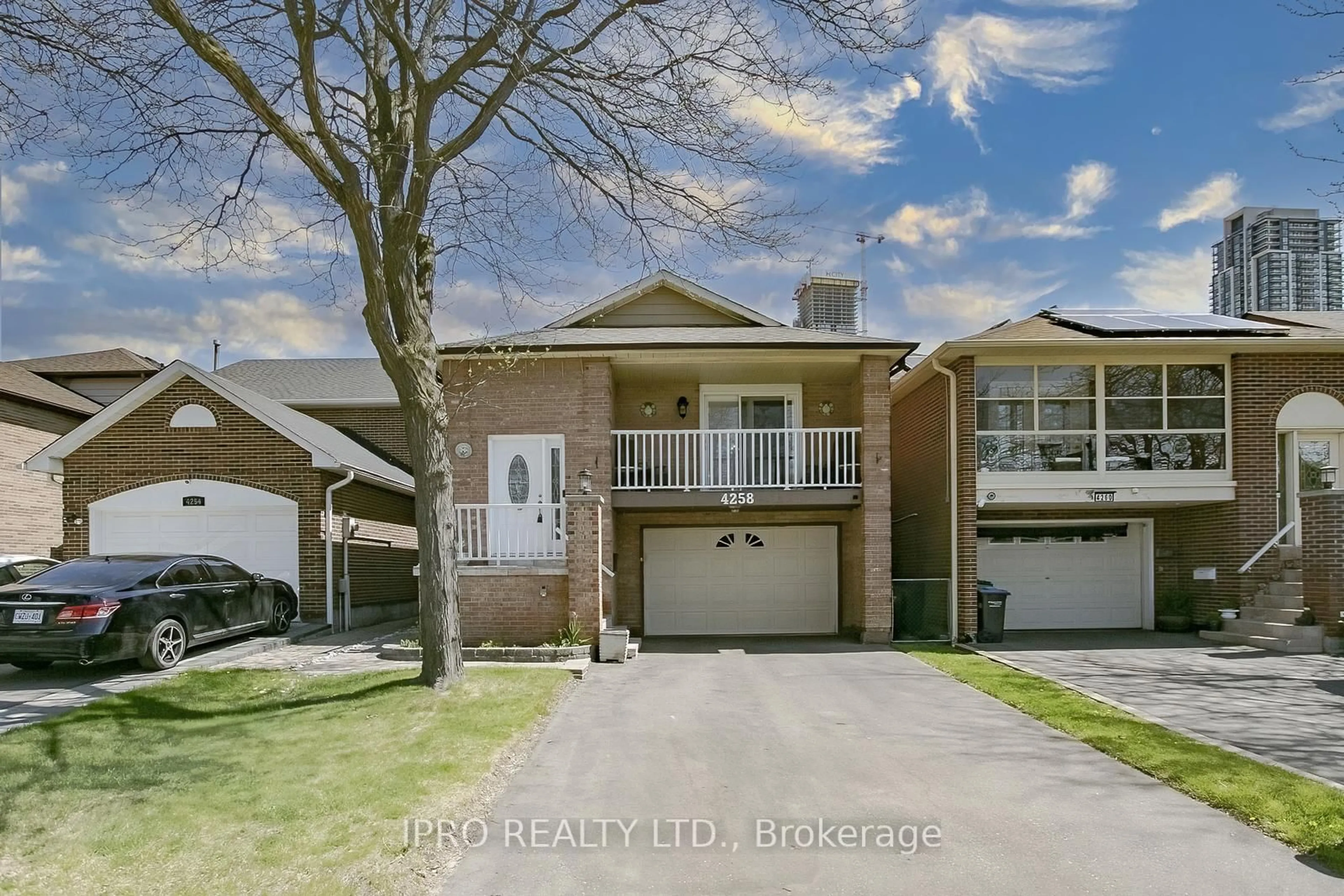 Home with vinyl exterior material, street for 4258 Tea Garden Circ, Mississauga Ontario L5B 2W8