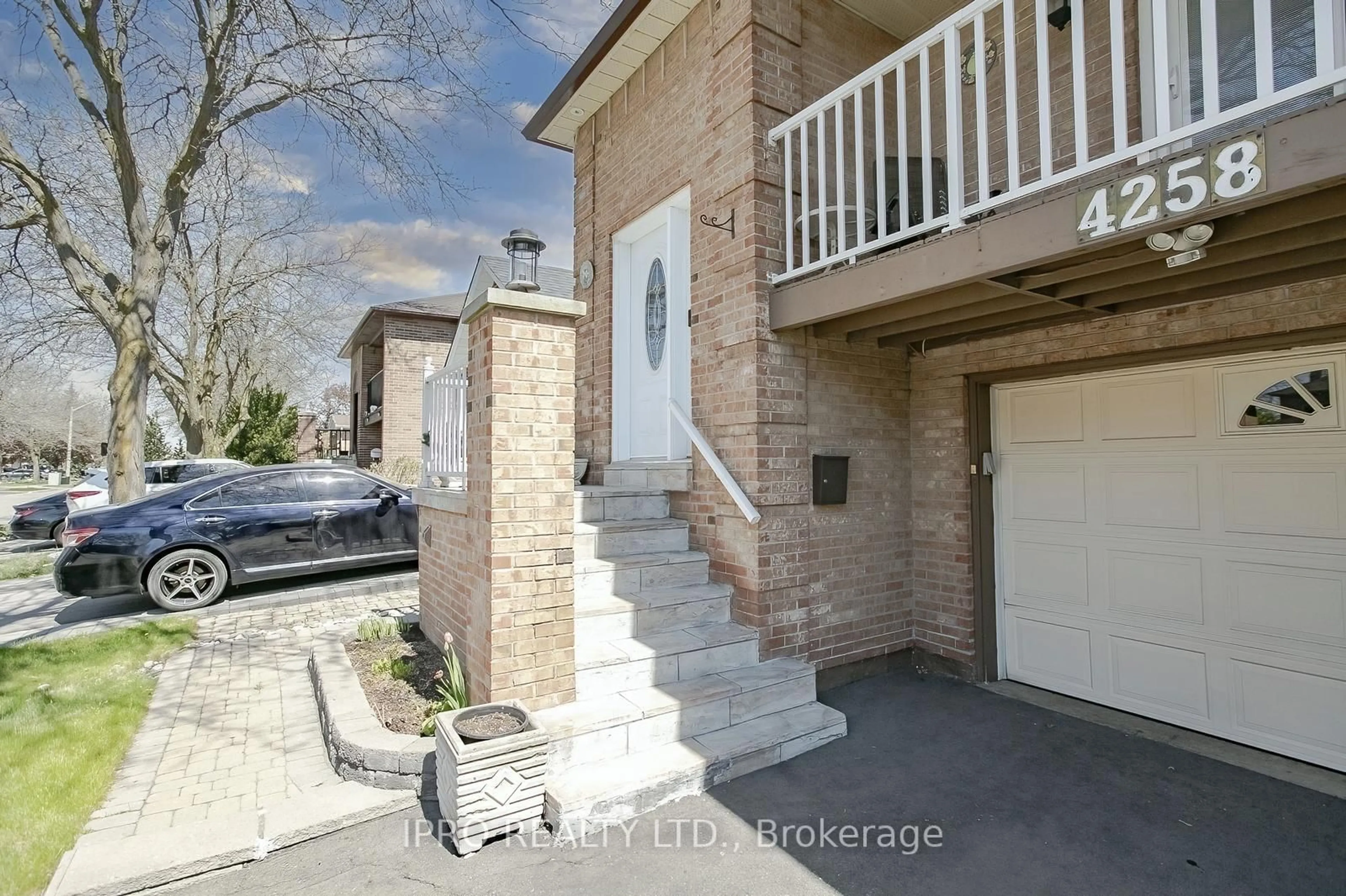 Unknown for 4258 Tea Garden Circ, Mississauga Ontario L5B 2W8