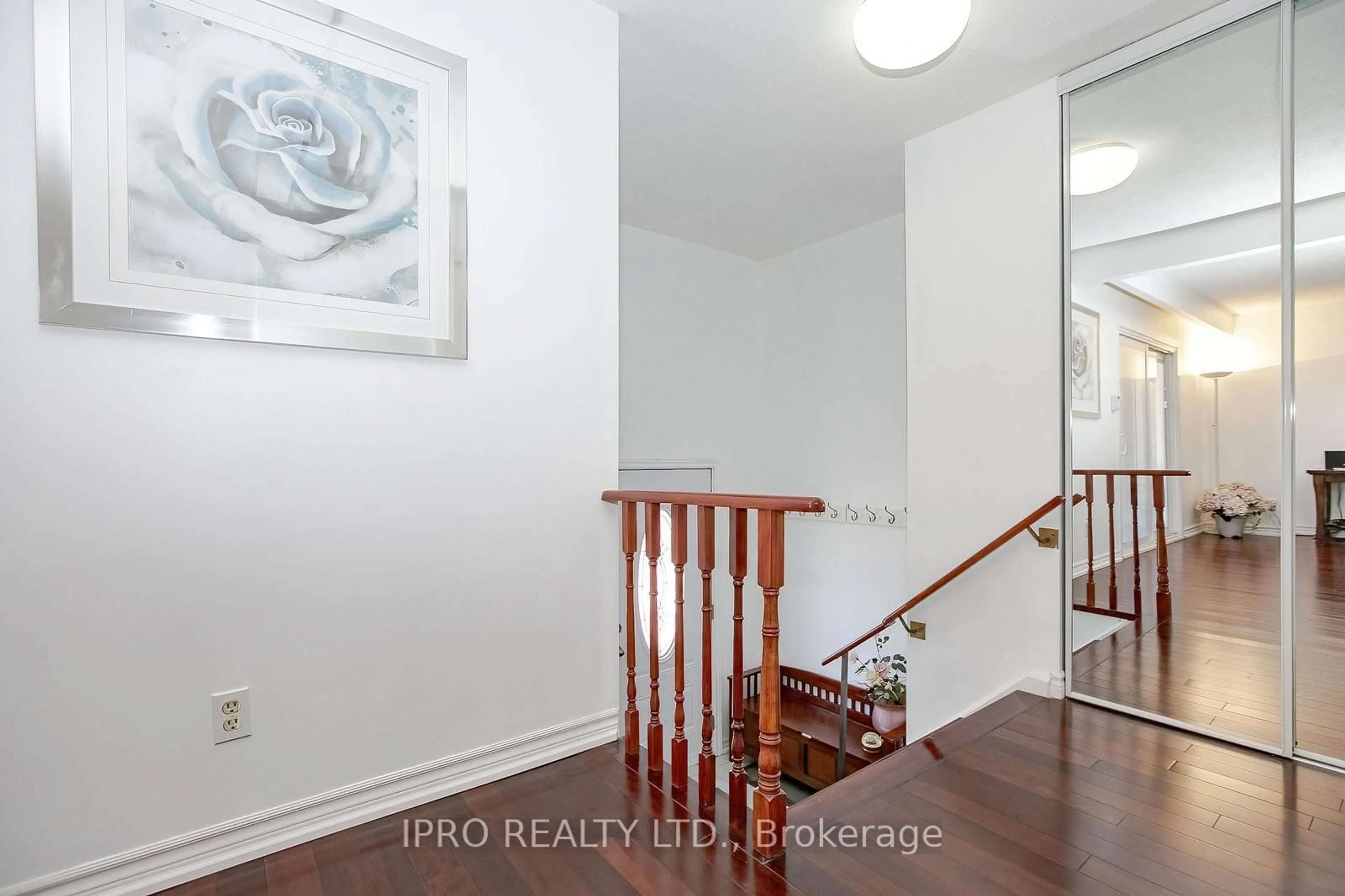 Indoor entryway for 4258 Tea Garden Circ, Mississauga Ontario L5B 2W8