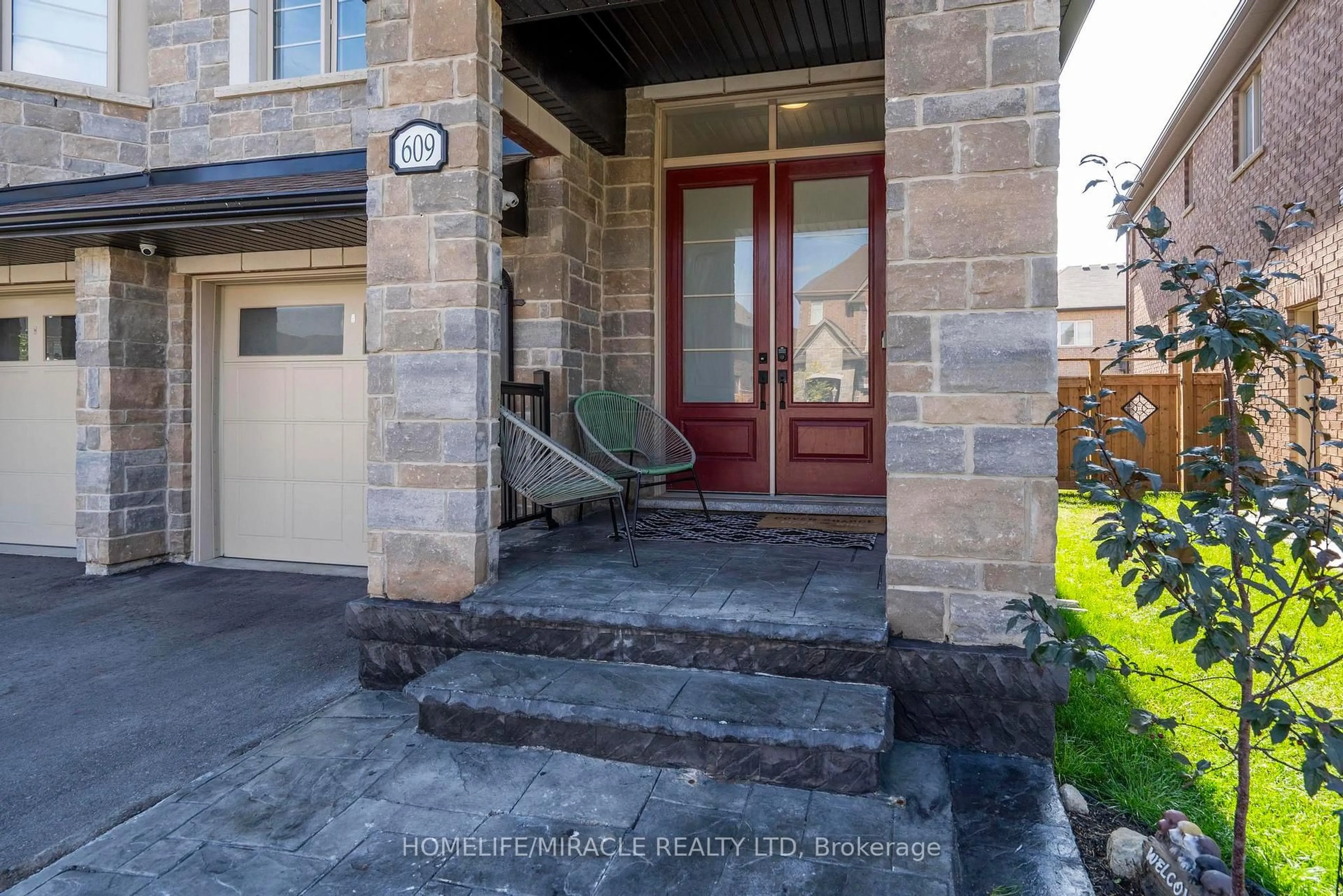 Indoor entryway for 609 Beam Crt, Milton Ontario L9E 1L3