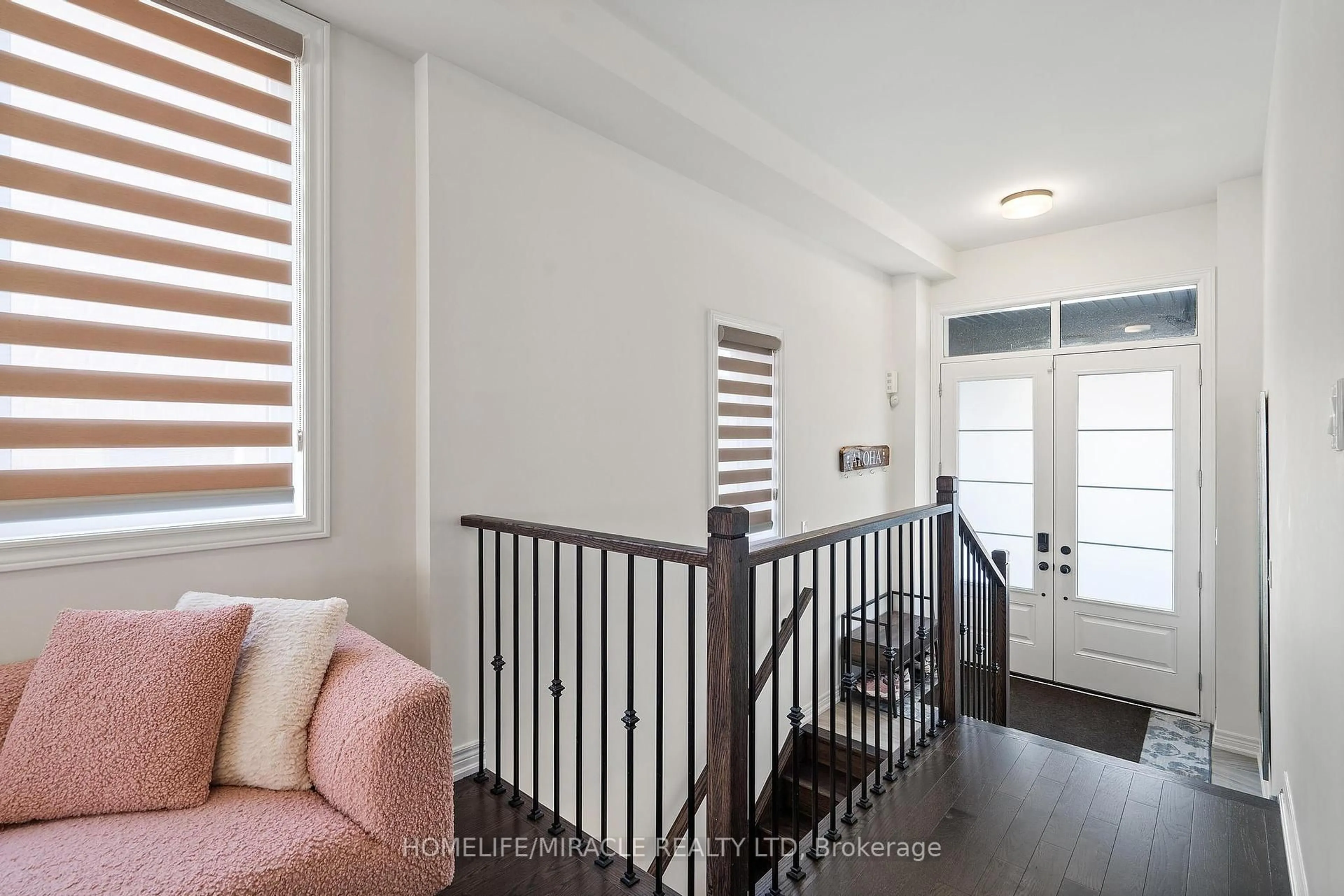 Indoor entryway for 609 Beam Crt, Milton Ontario L9E 1L3