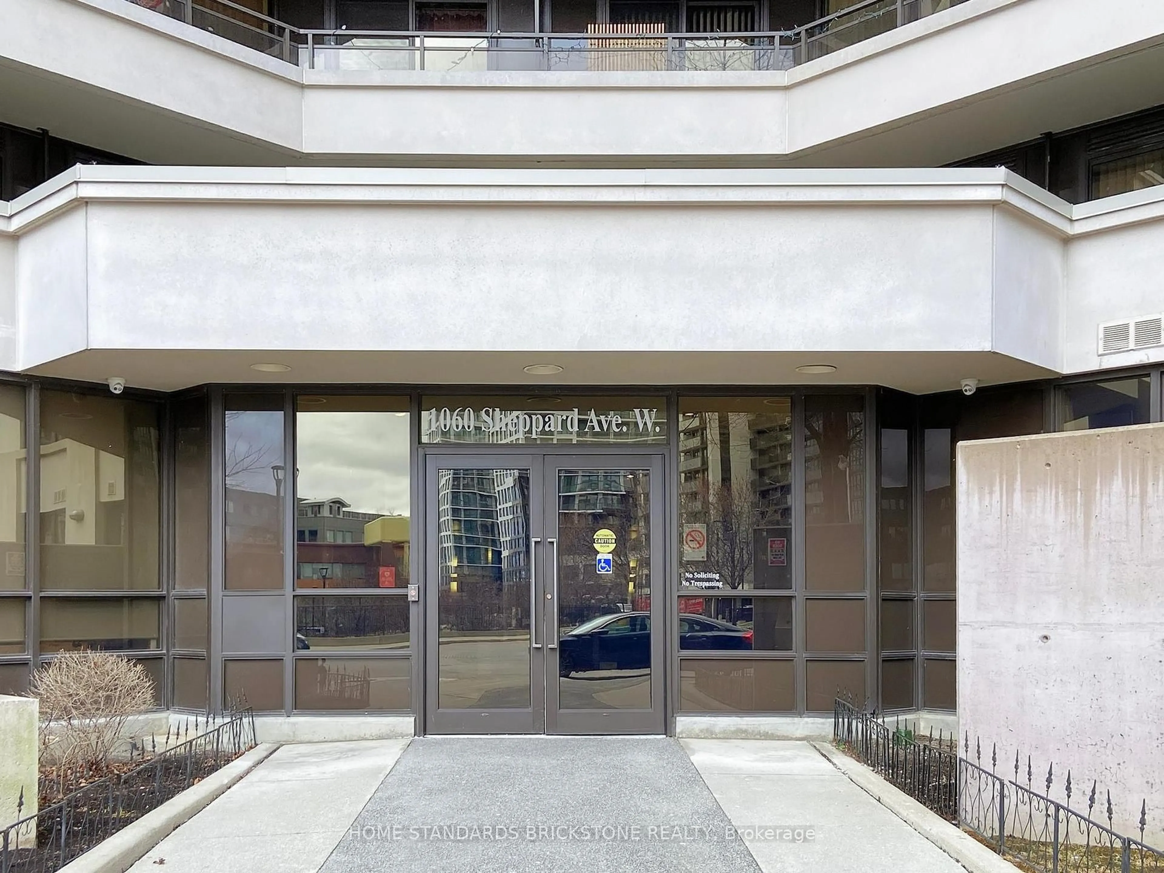 Indoor foyer for 1060 Sheppard Ave #811, Toronto Ontario M3J 0G7