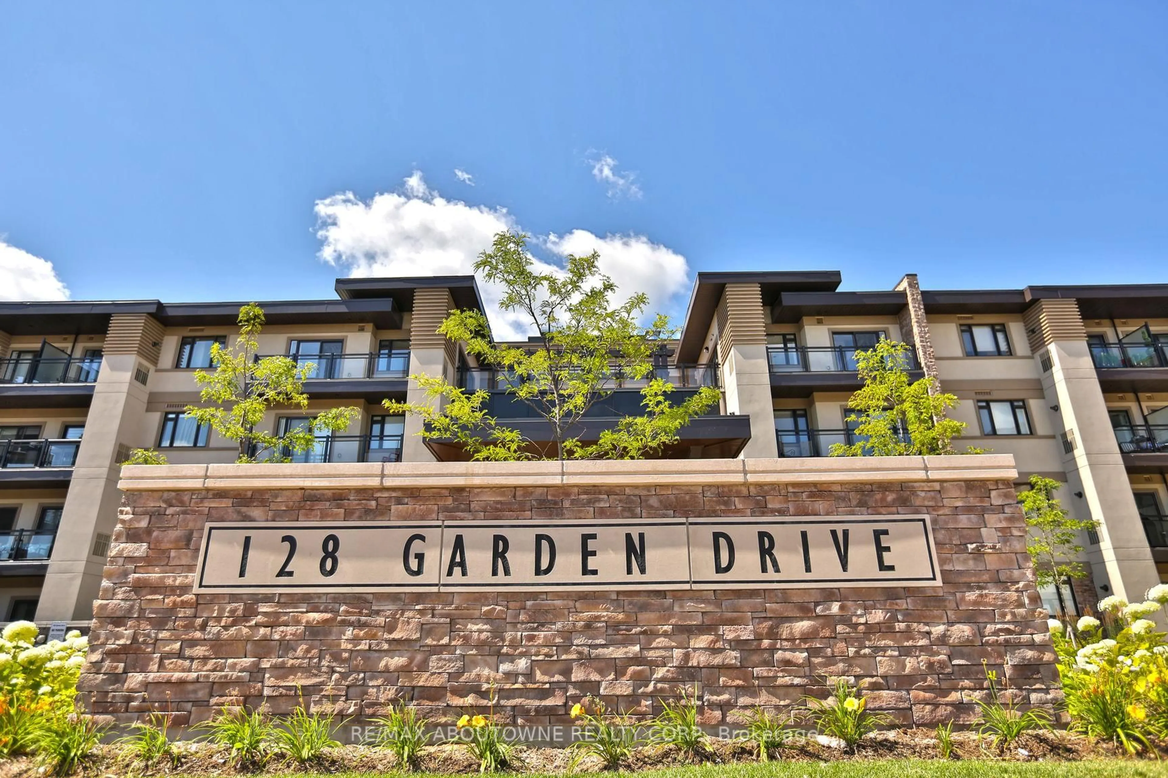Indoor foyer for 128 Garden Dr #103, Oakville Ontario L6K 0H7