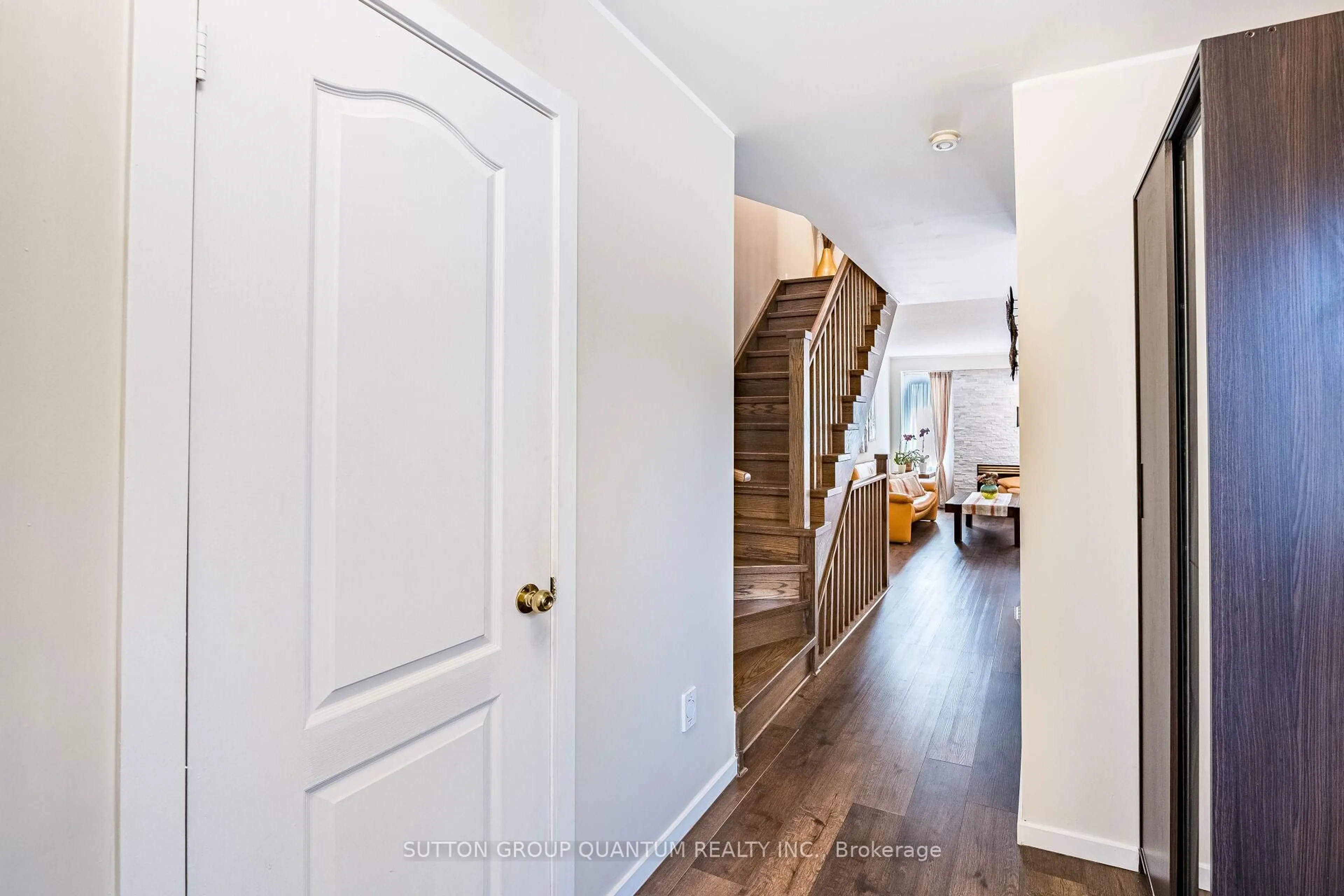 Indoor entryway for 49 Emslie St, Halton Hills Ontario L7G 5H5