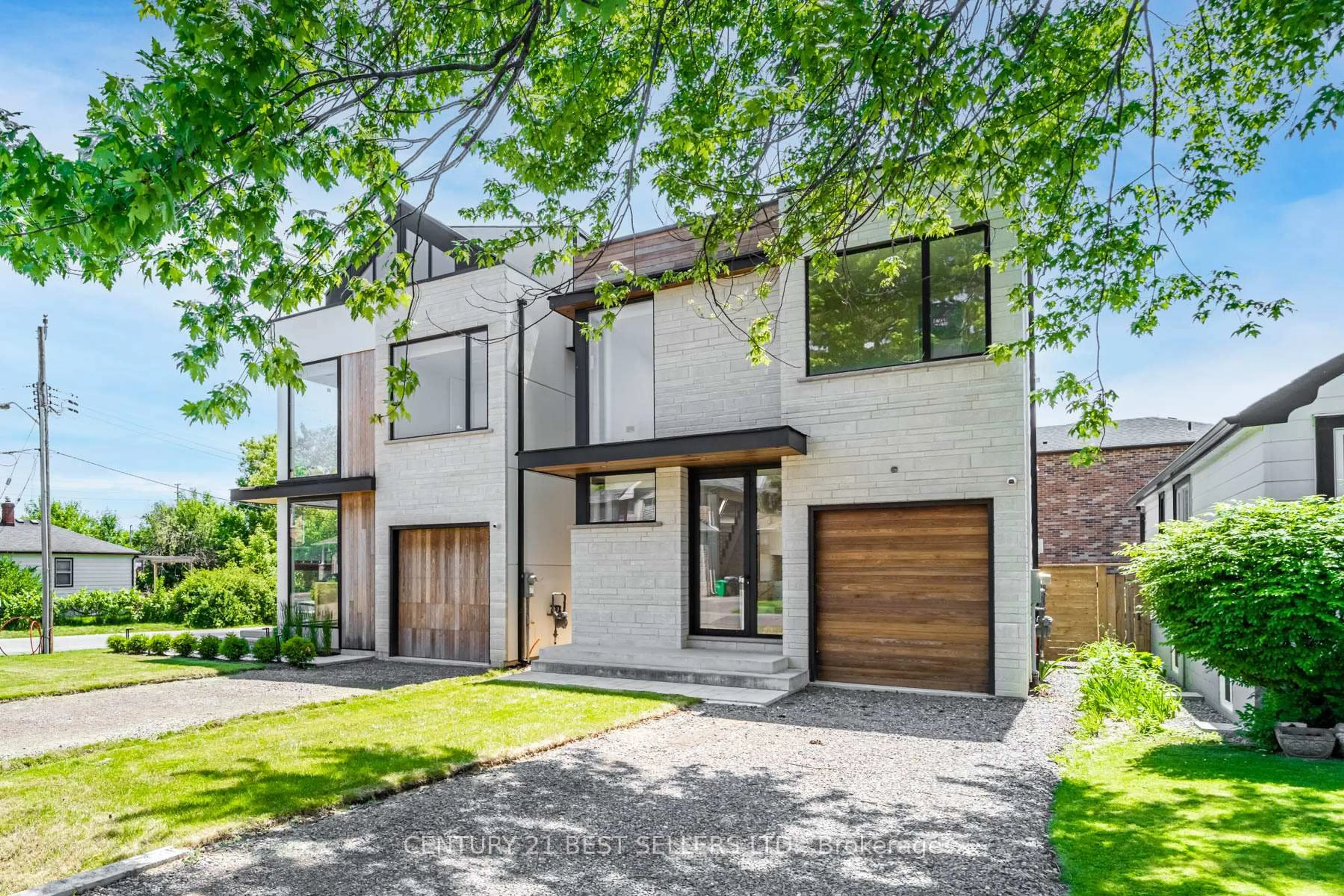 Home with brick exterior material, street for 1032 West Ave, Mississauga Ontario L5E 1V9