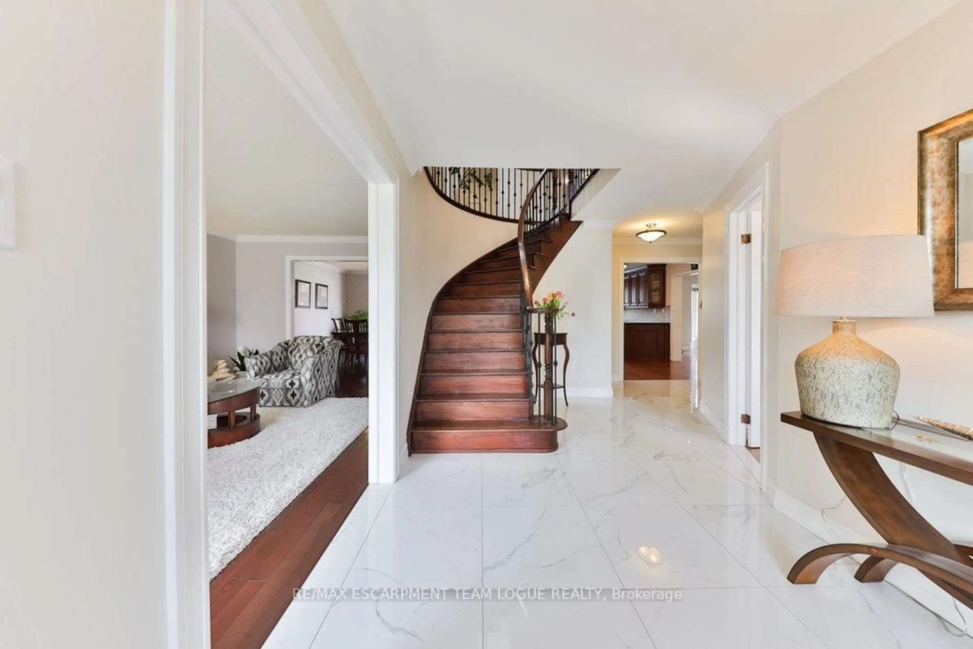 Indoor foyer for 2003 Parklane Cres, Burlington Ontario L7M 3V5