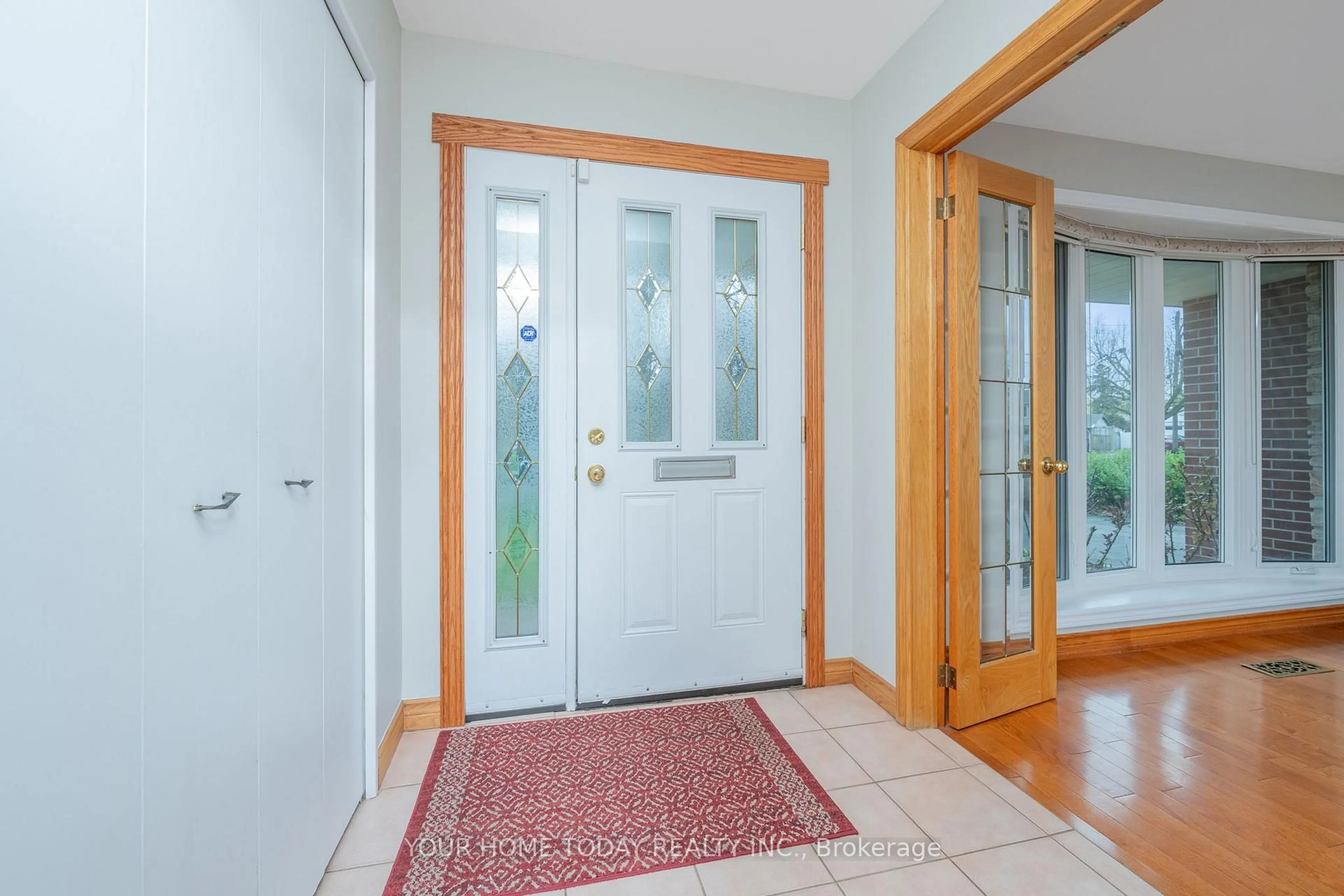 Indoor entryway for 20 Airedale Crt, Halton Hills Ontario L7G 1G2