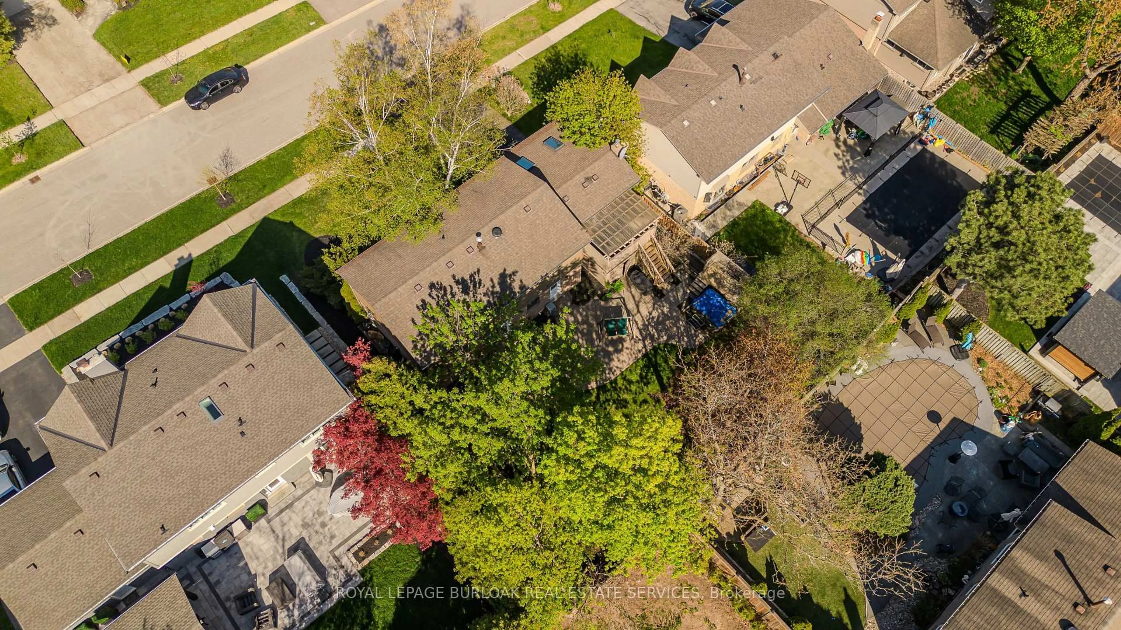 A pic from outside/outdoor area/front of a property/back of a property/a pic from drone, street for 1858 Heather Hills Dr, Burlington Ontario L7P 2Y9