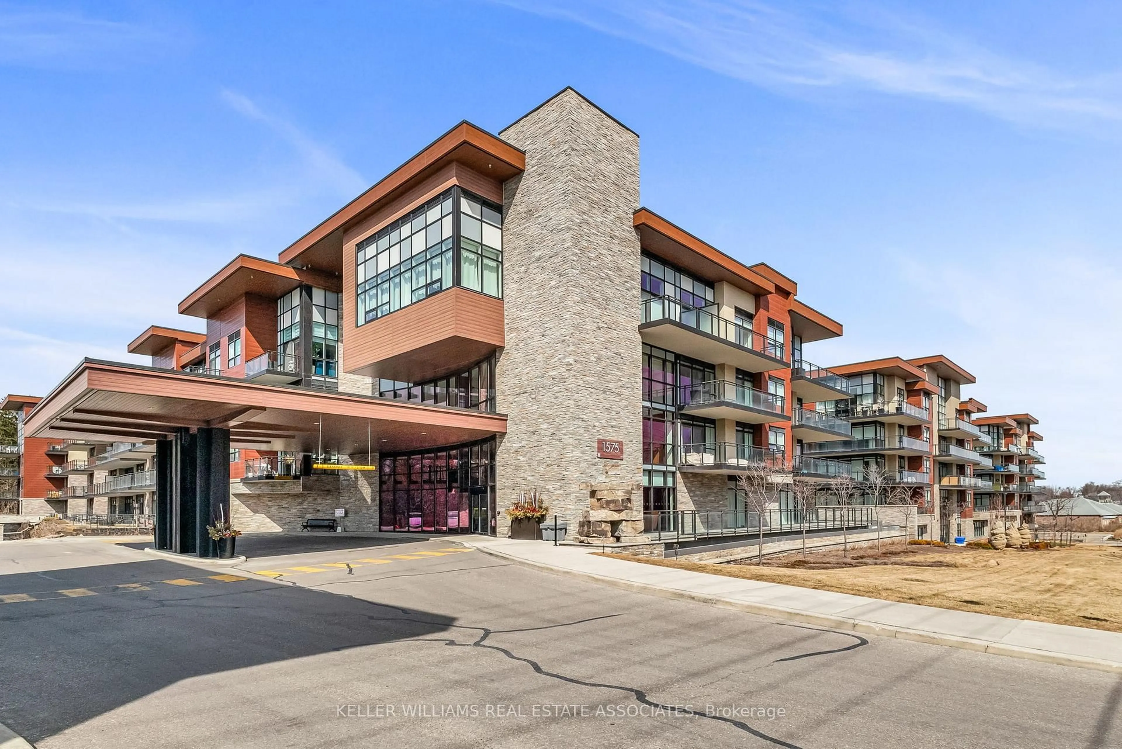 Indoor foyer for 1575 Lakeshore Rd #231, Mississauga Ontario L5J 0B1