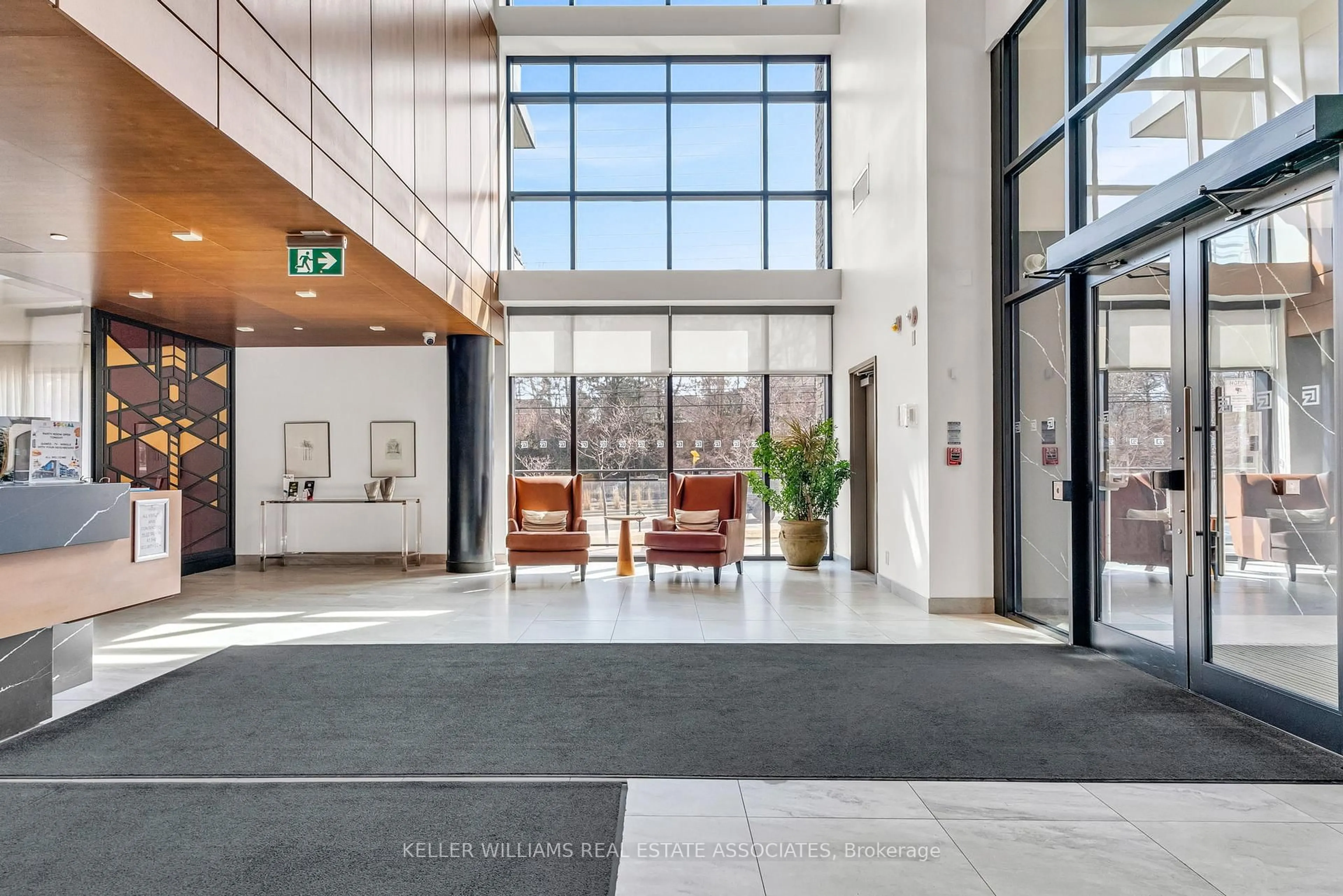 Indoor foyer for 1575 Lakeshore Rd #231, Mississauga Ontario L5J 0B1