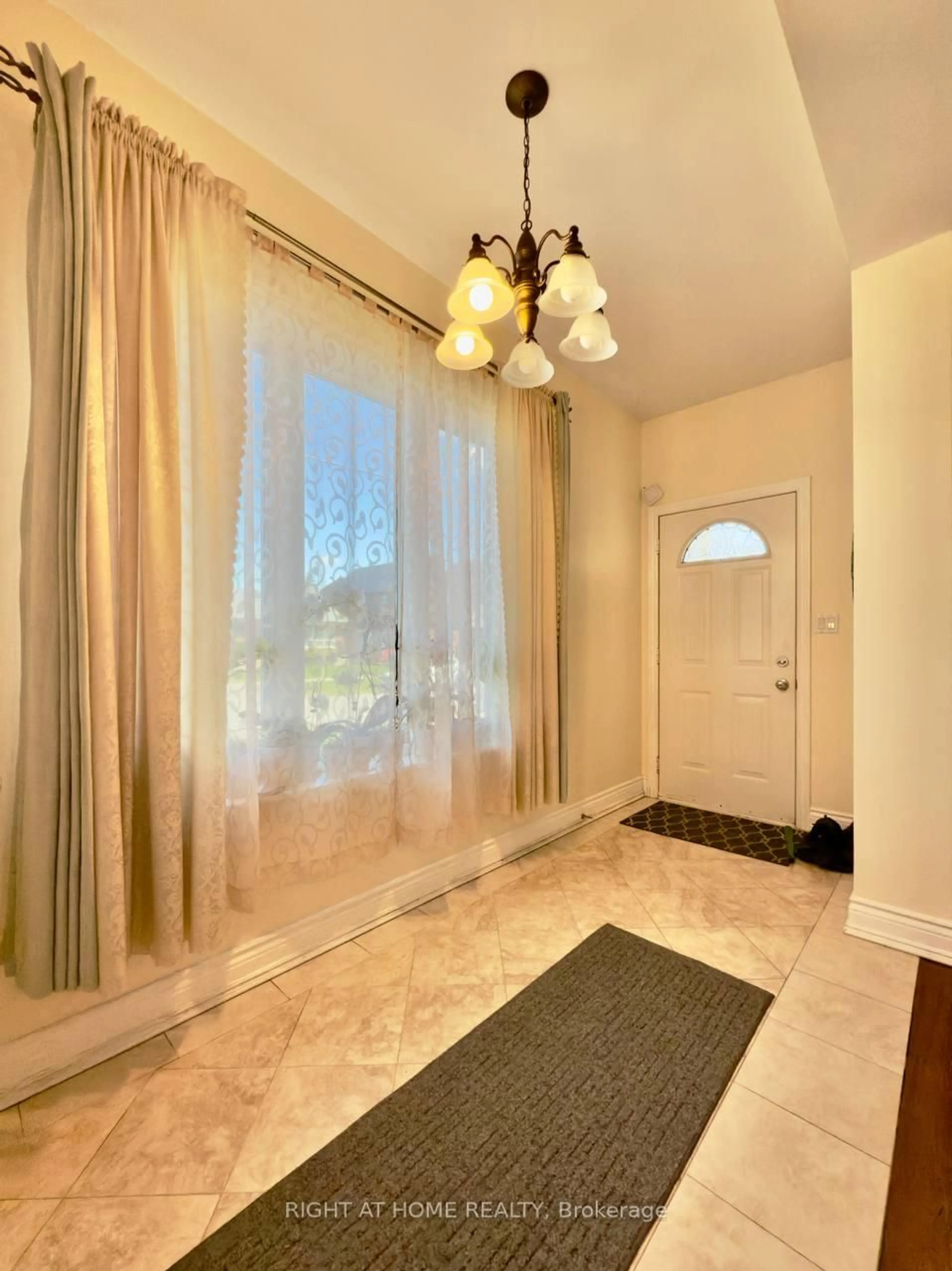 Indoor entryway for 25 Burlingame Rd, Toronto Ontario M8W 1Y7