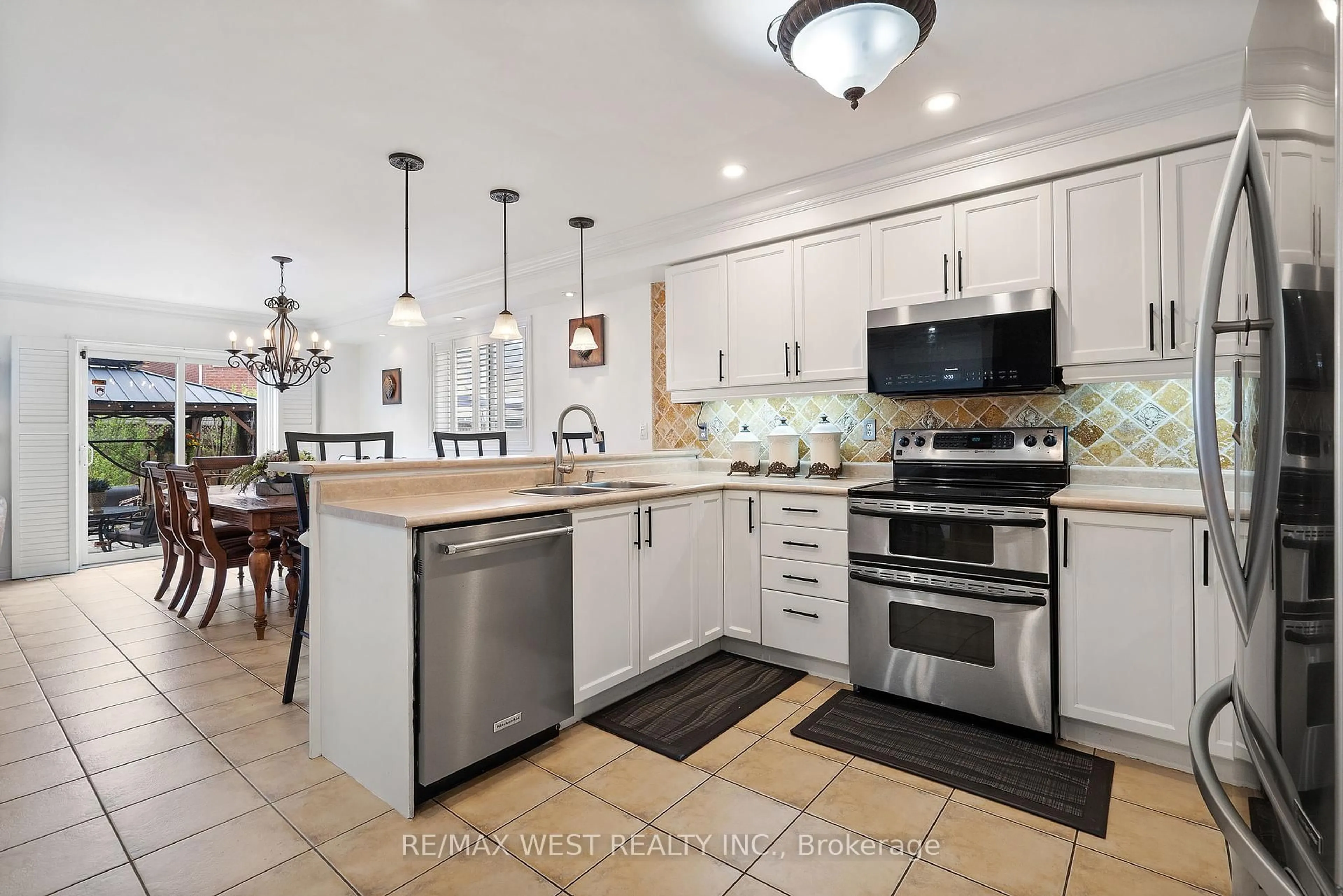 Open concept kitchen, ceramic/tile floor for 43 Humbershed Cres, Caledon Ontario L7E 2X3