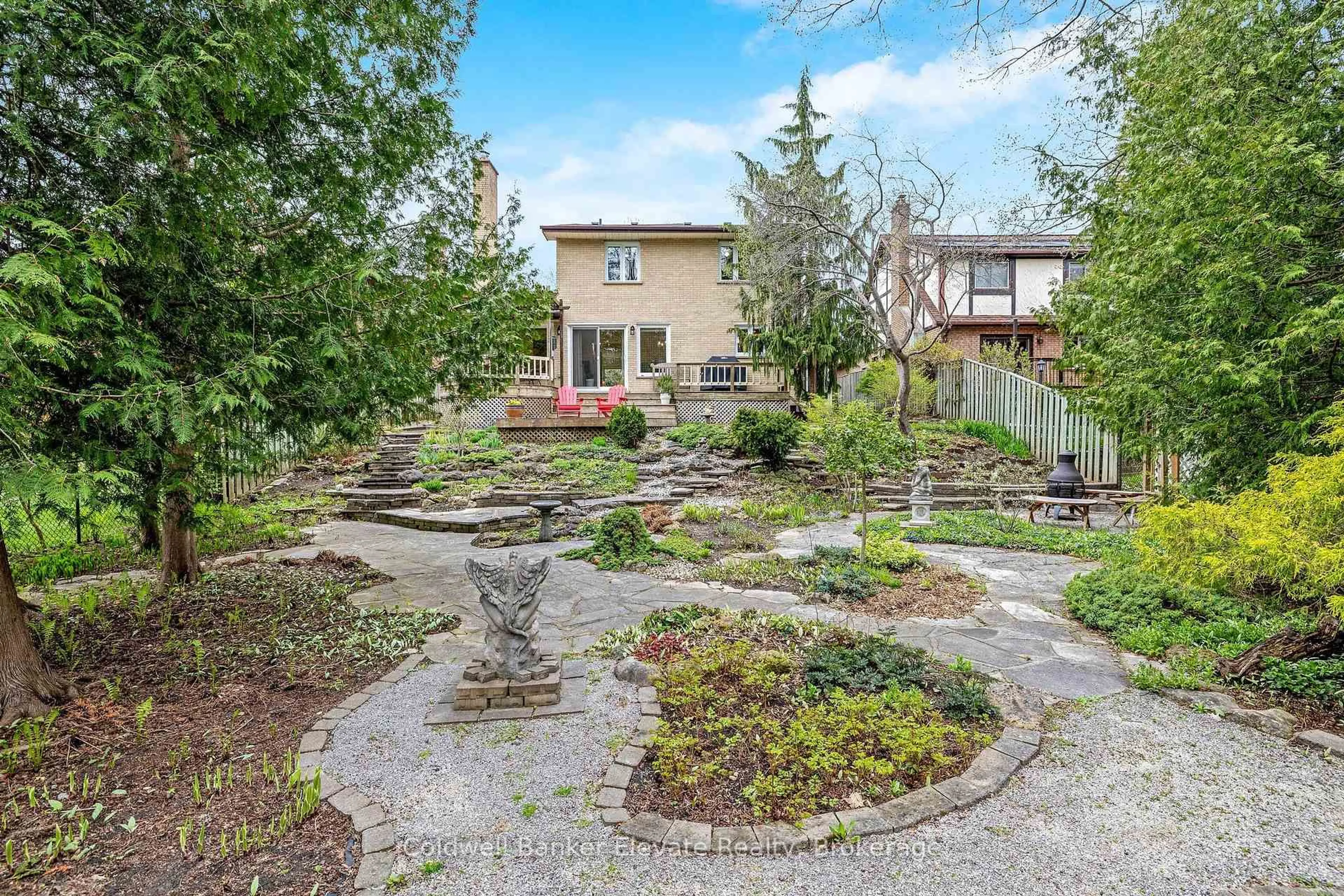 A pic from outside/outdoor area/front of a property/back of a property/a pic from drone, street for 39 Harold St, Halton Hills Ontario L7G 4X8