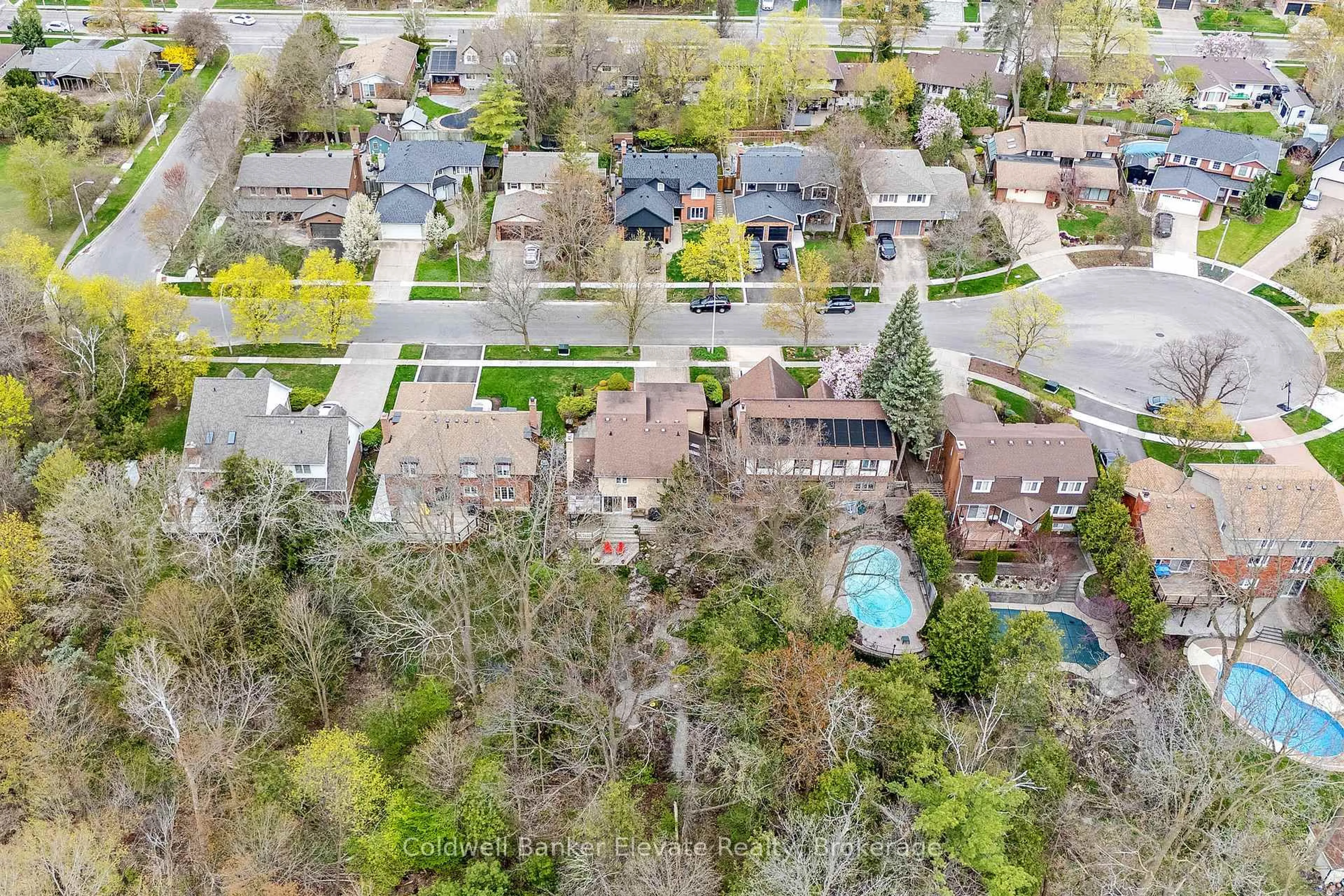 A pic from outside/outdoor area/front of a property/back of a property/a pic from drone, street for 39 Harold St, Halton Hills Ontario L7G 4X8