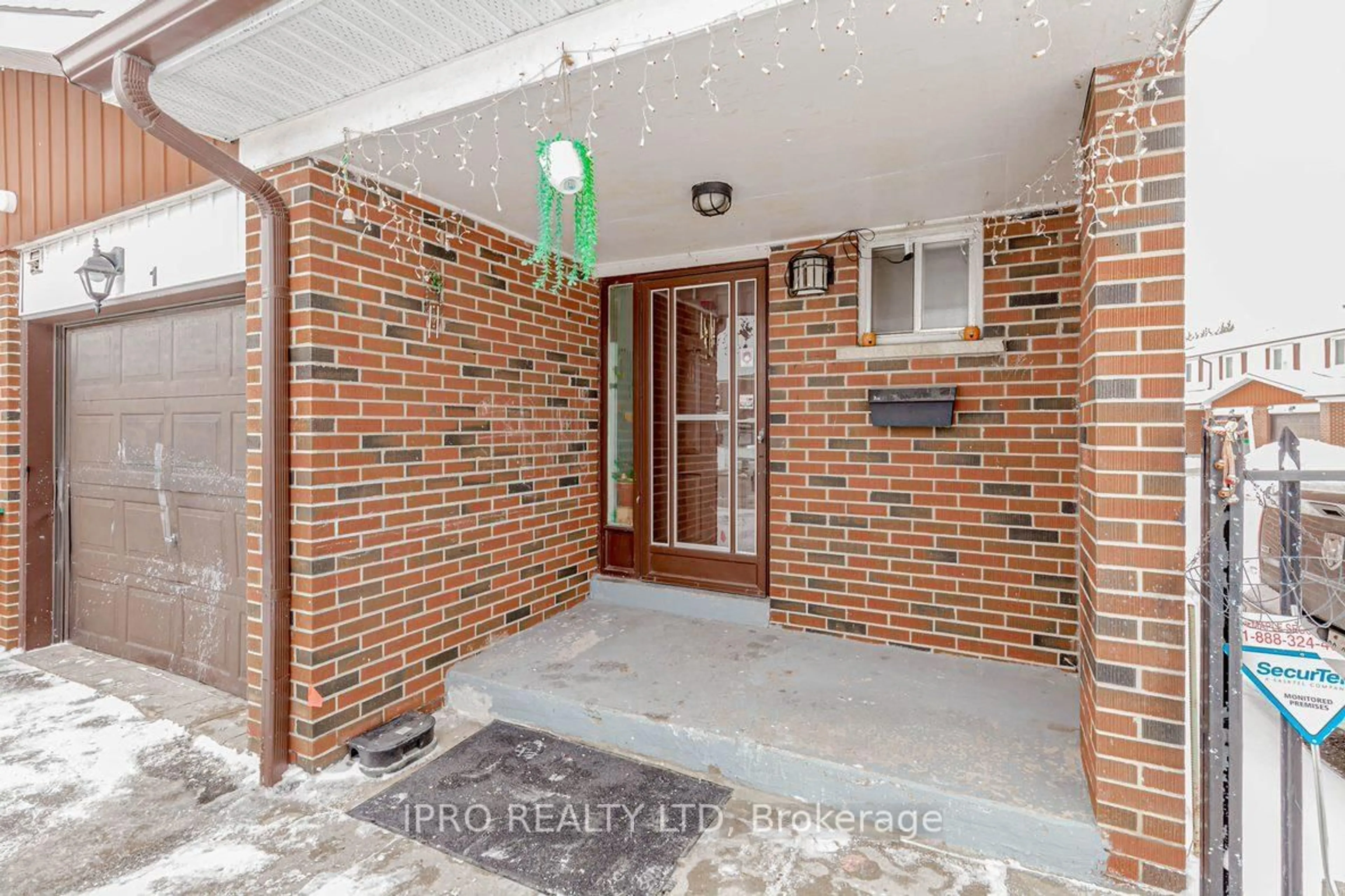 Indoor entryway for 7406 Darcel Ave #Unit 1, Mississauga Ontario L4T 2X7