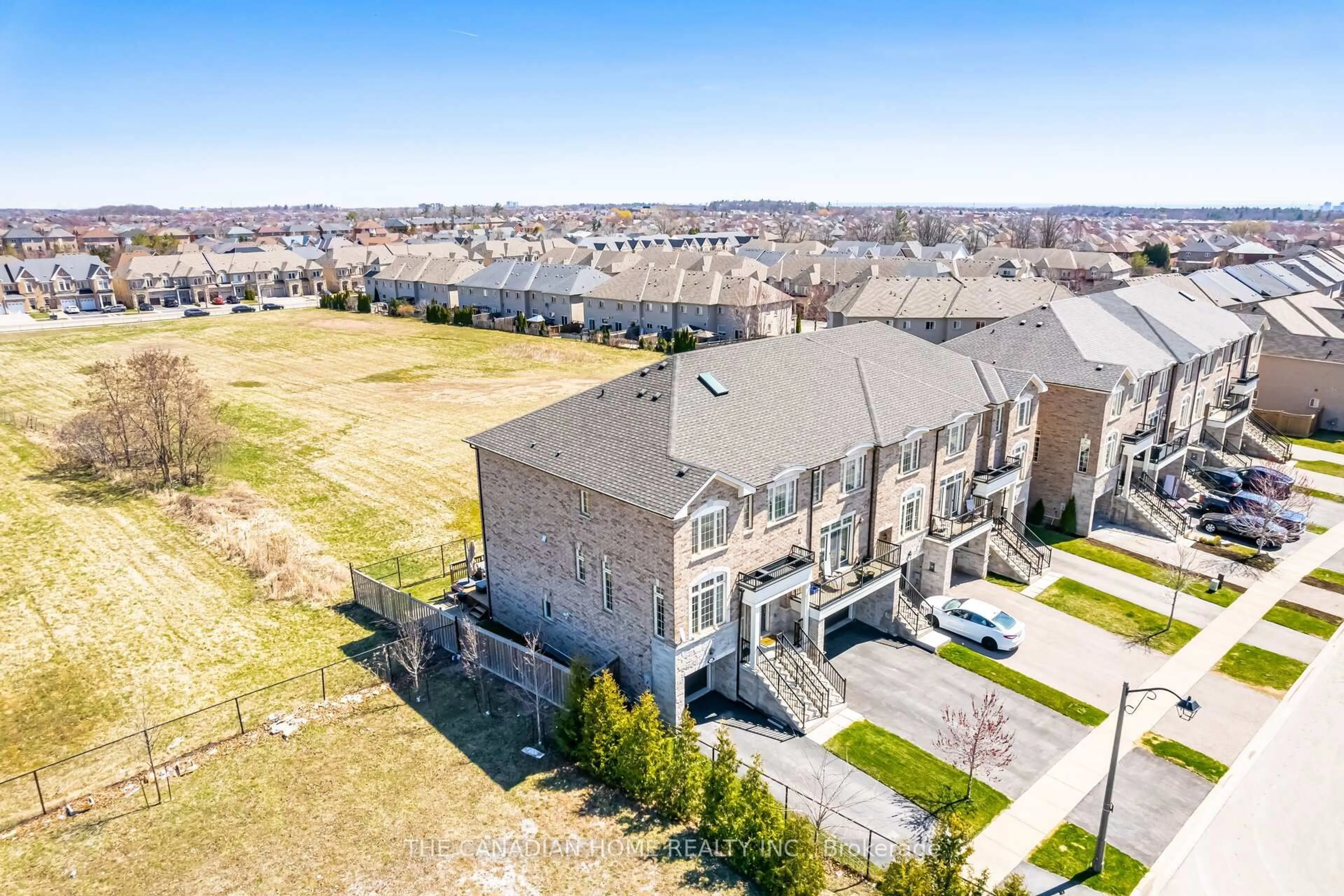 A pic from outside/outdoor area/front of a property/back of a property/a pic from drone, unknown for 2439 Baronwood Dr, Oakville Ontario L6M 0J7