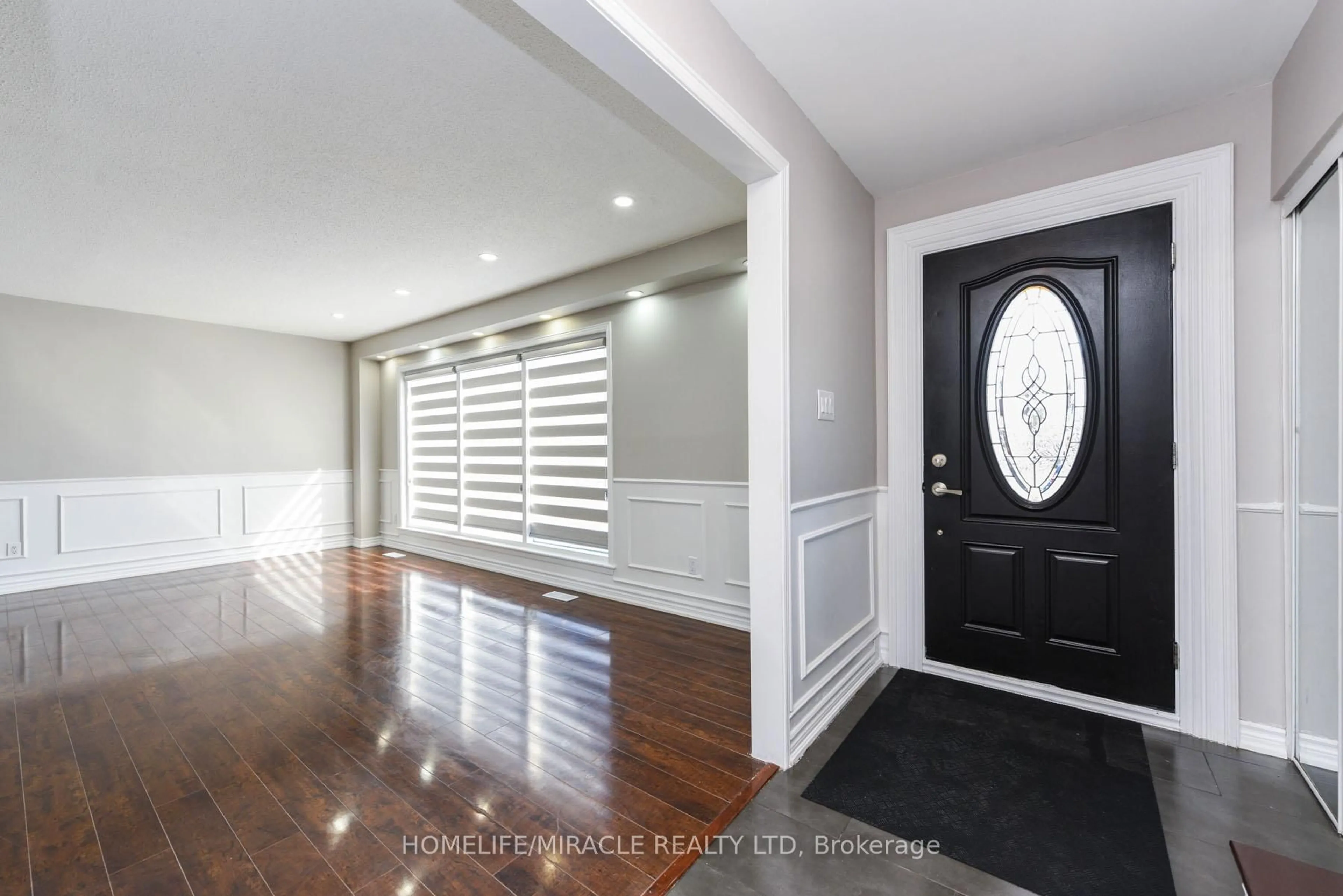 Indoor entryway for 37 Crawley Dr, Brampton Ontario L6T 2S2