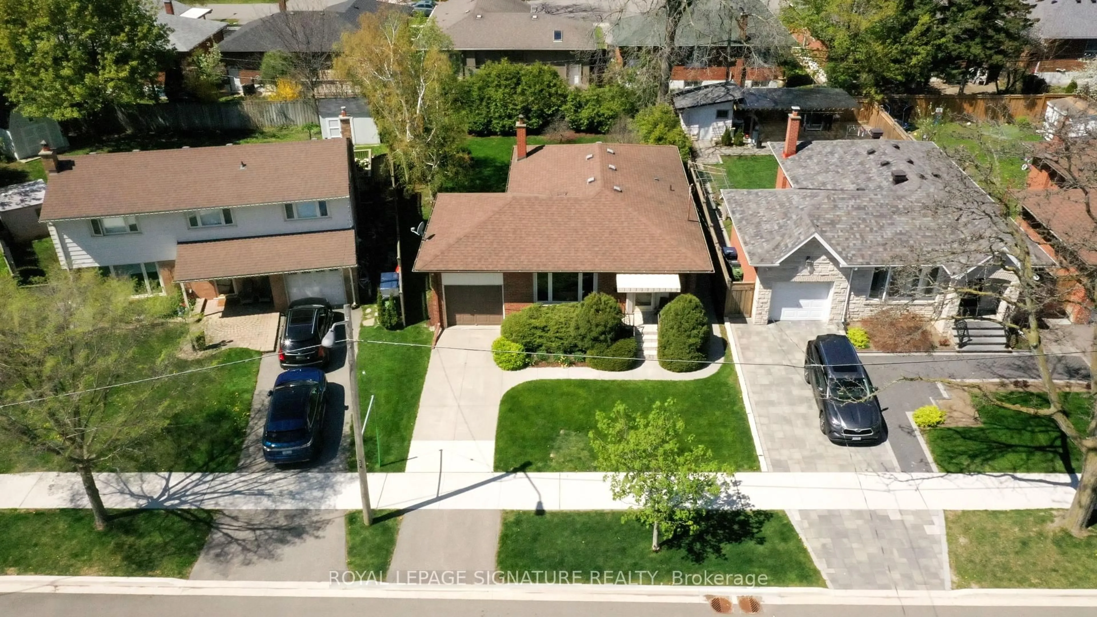 A pic from outside/outdoor area/front of a property/back of a property/a pic from drone, street for 18 Elderfield Cres, Toronto Ontario M9C 3K7