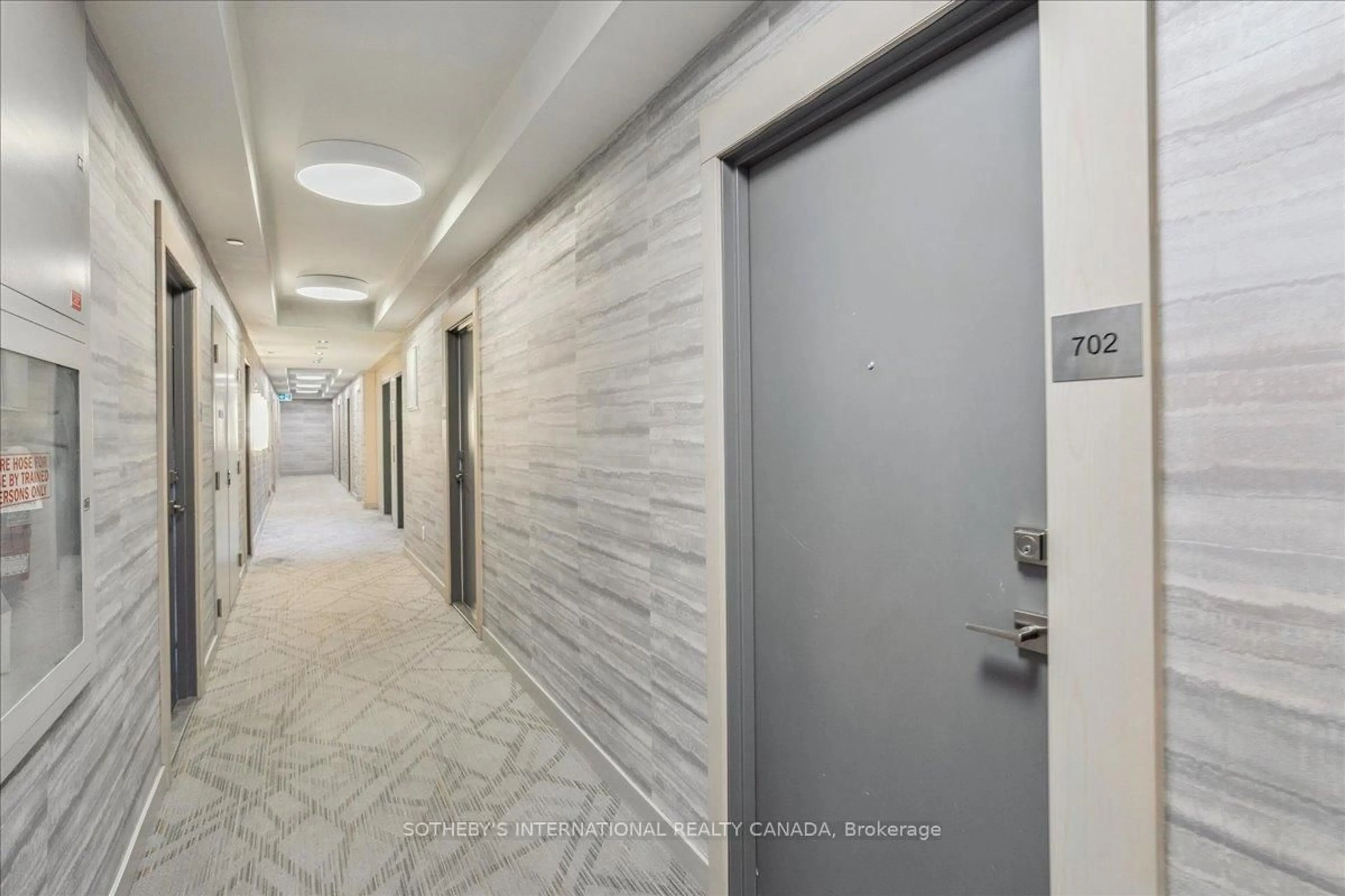 Indoor foyer for 4633 Glen Erin Dr #702, Mississauga Ontario L5M 0Y6