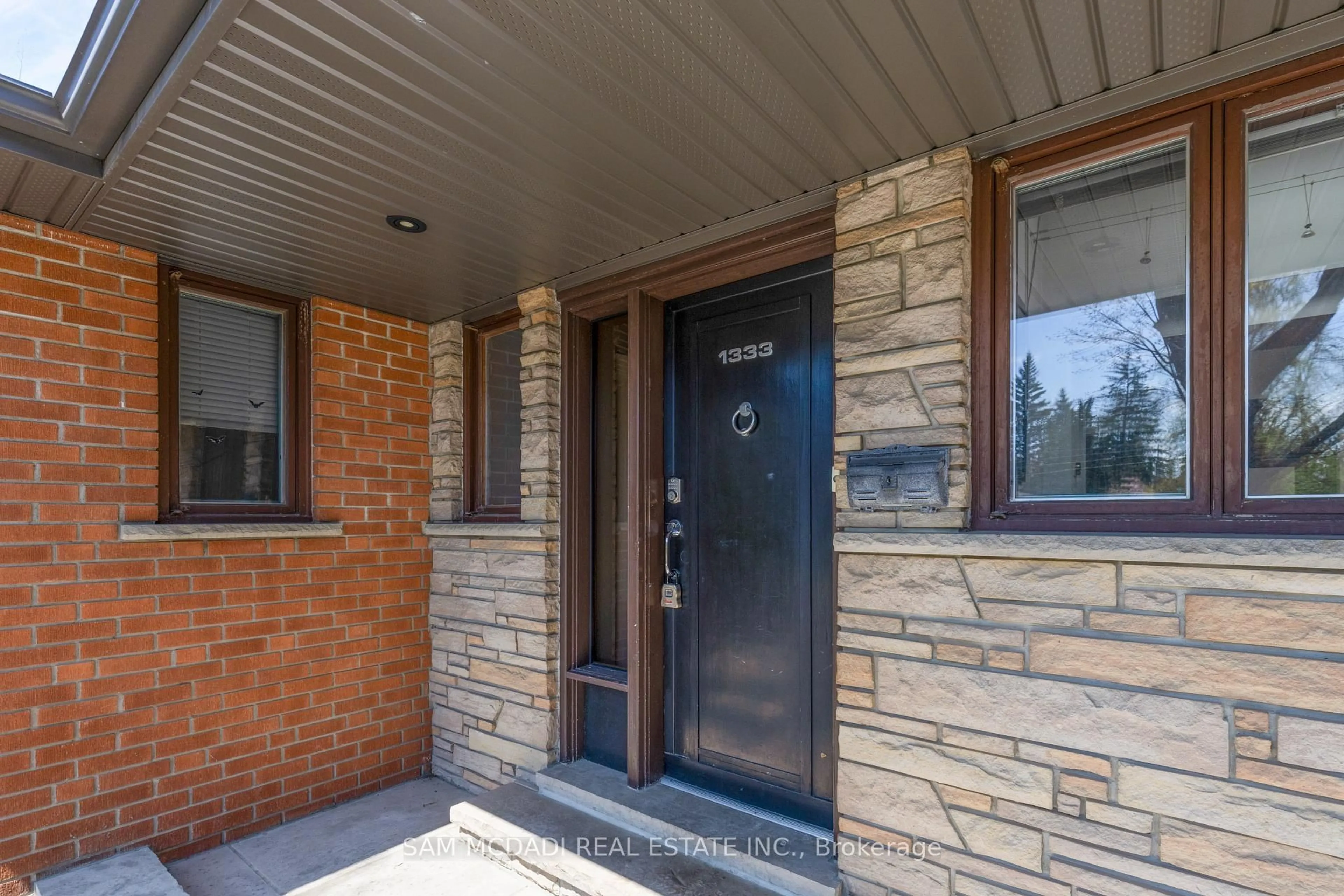 Indoor entryway for 1333 Wateska Blvd, Mississauga Ontario L5H 2R1
