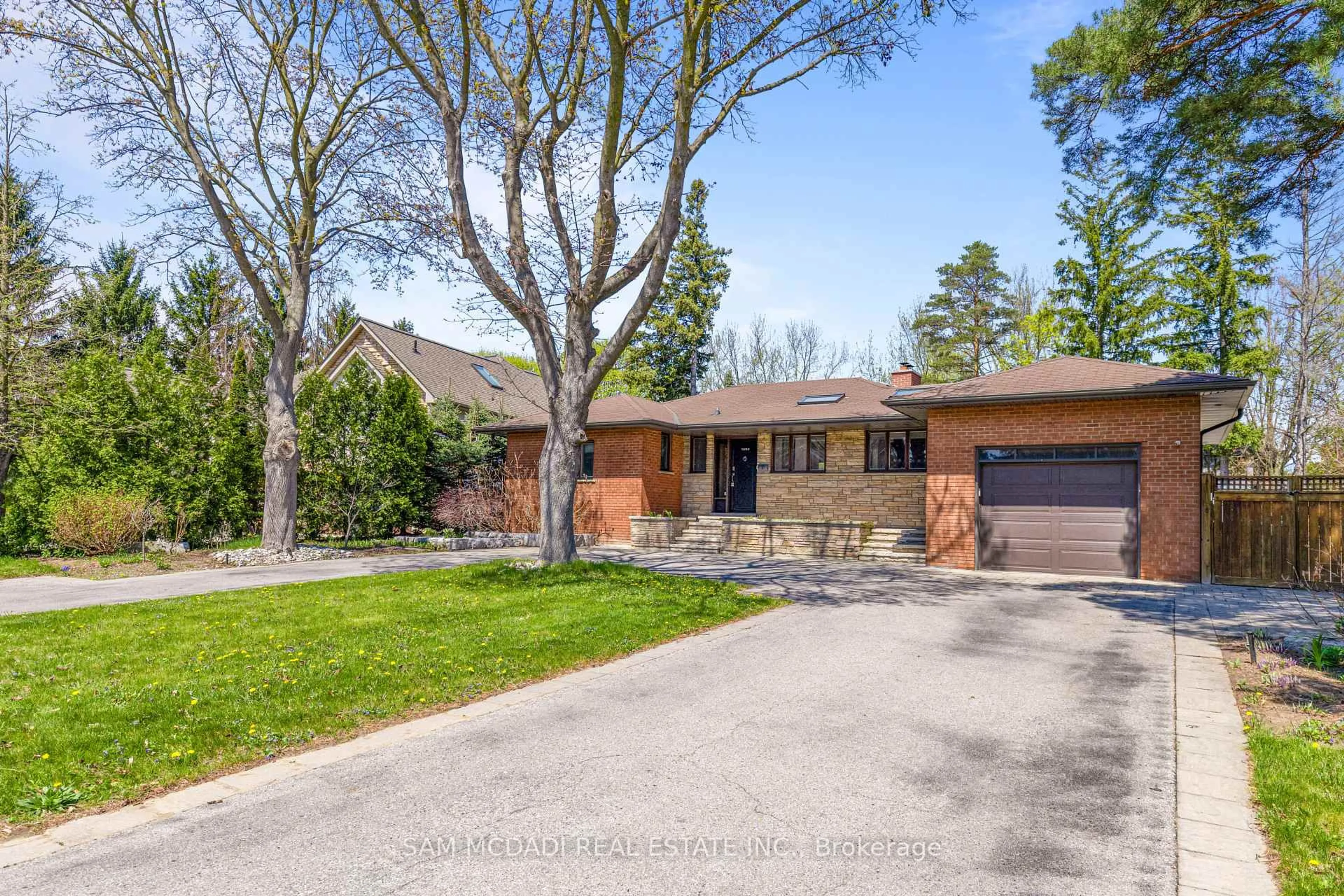 Home with brick exterior material, street for 1333 Wateska Blvd, Mississauga Ontario L5H 2R1