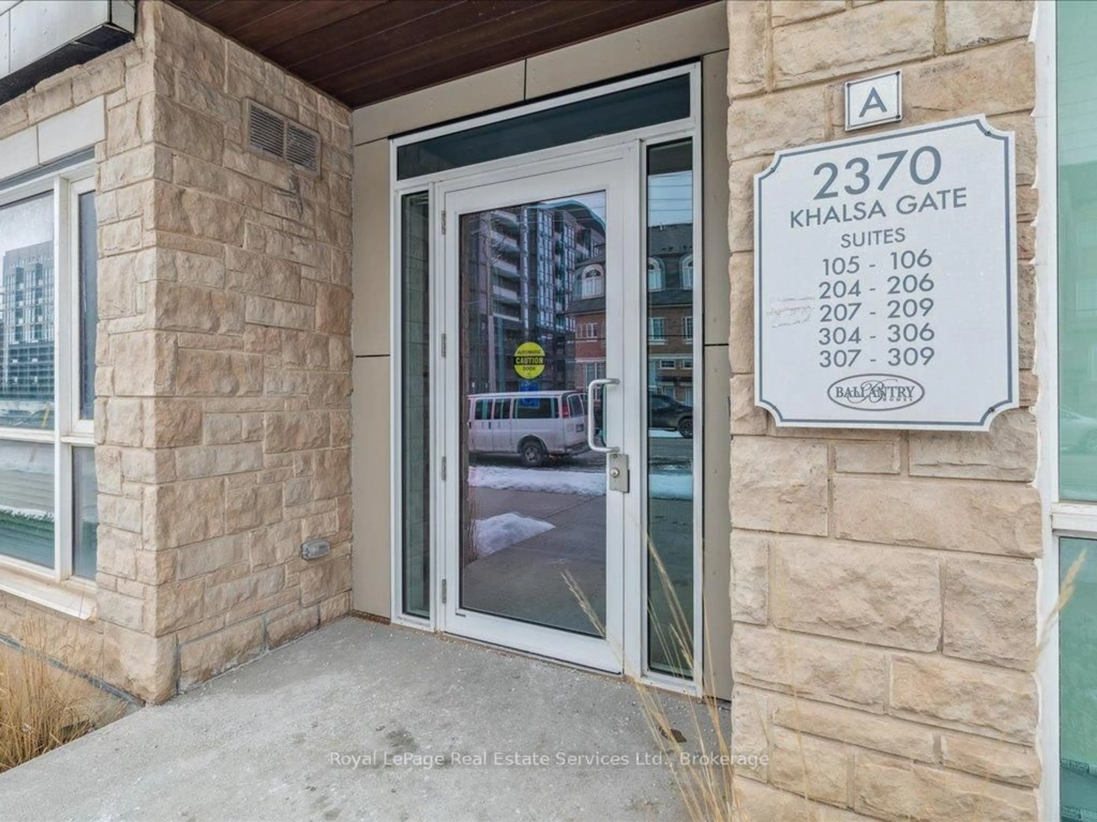 Indoor foyer for 2370 Khalsa Gate #207, Oakville Ontario L6M 1P5