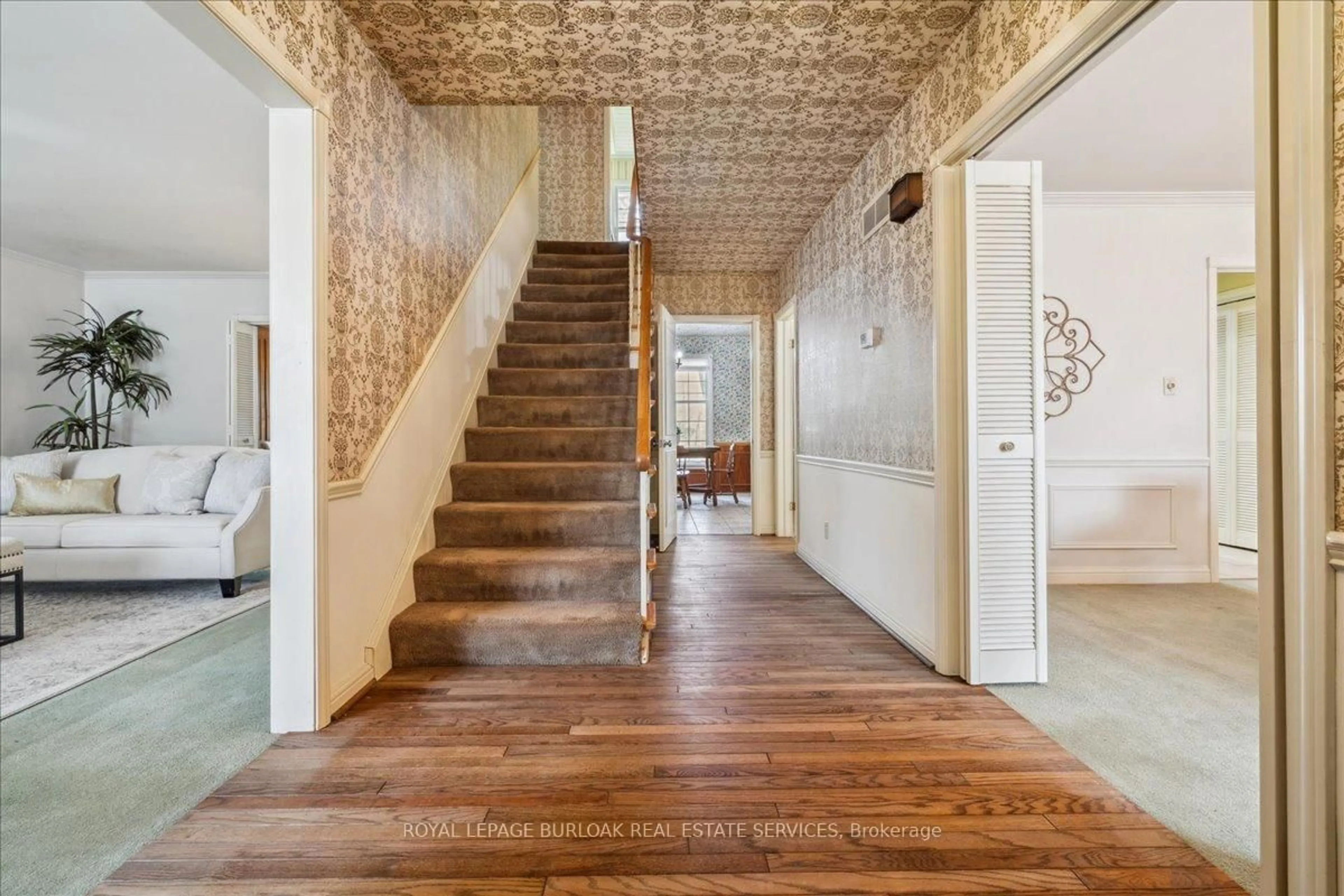 Indoor foyer for 1314 Fairway Crt, Burlington Ontario L7P 1M4