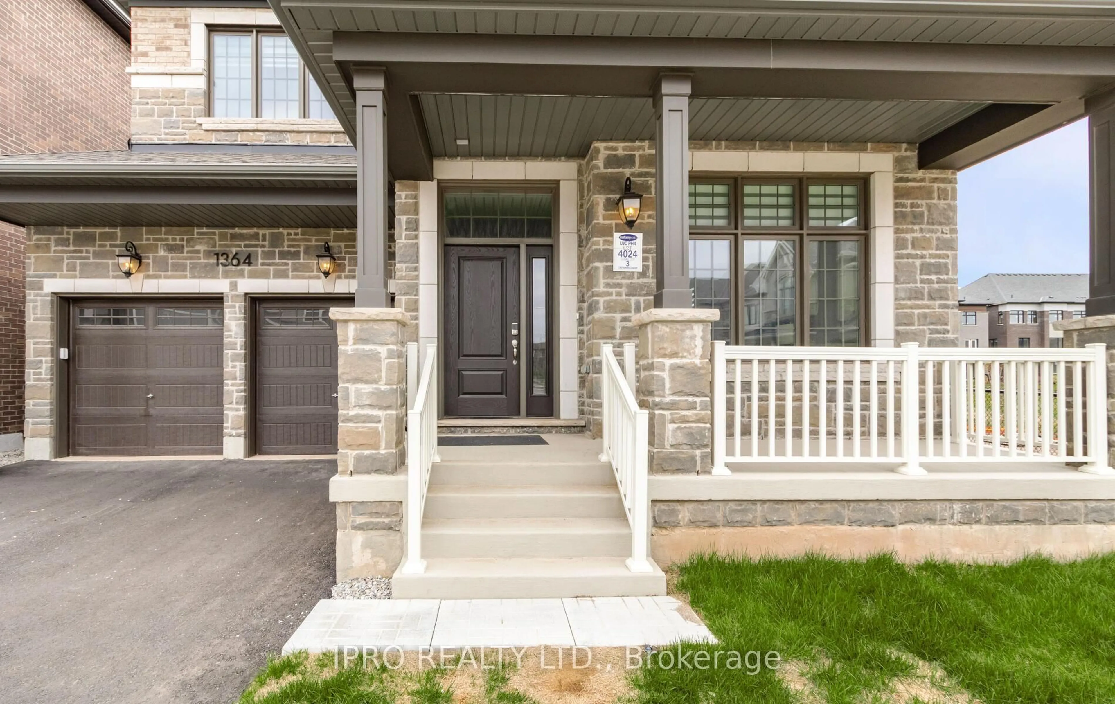 Indoor entryway for 1364 Aymond Cres, Oakville Ontario L6H 7W9