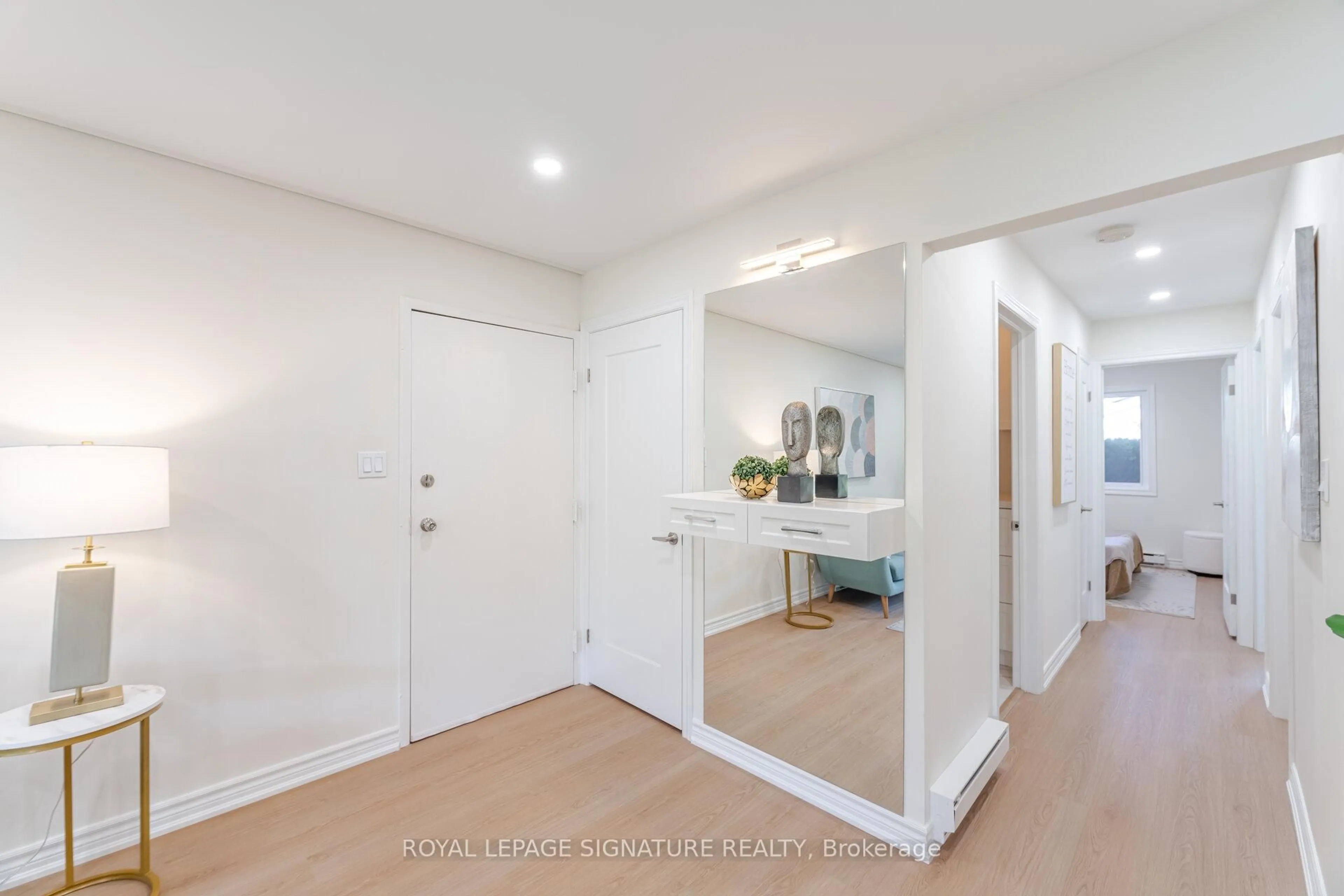 Indoor entryway for 2701 Aquitaine Ave #75, Mississauga Ontario L5N 2H7