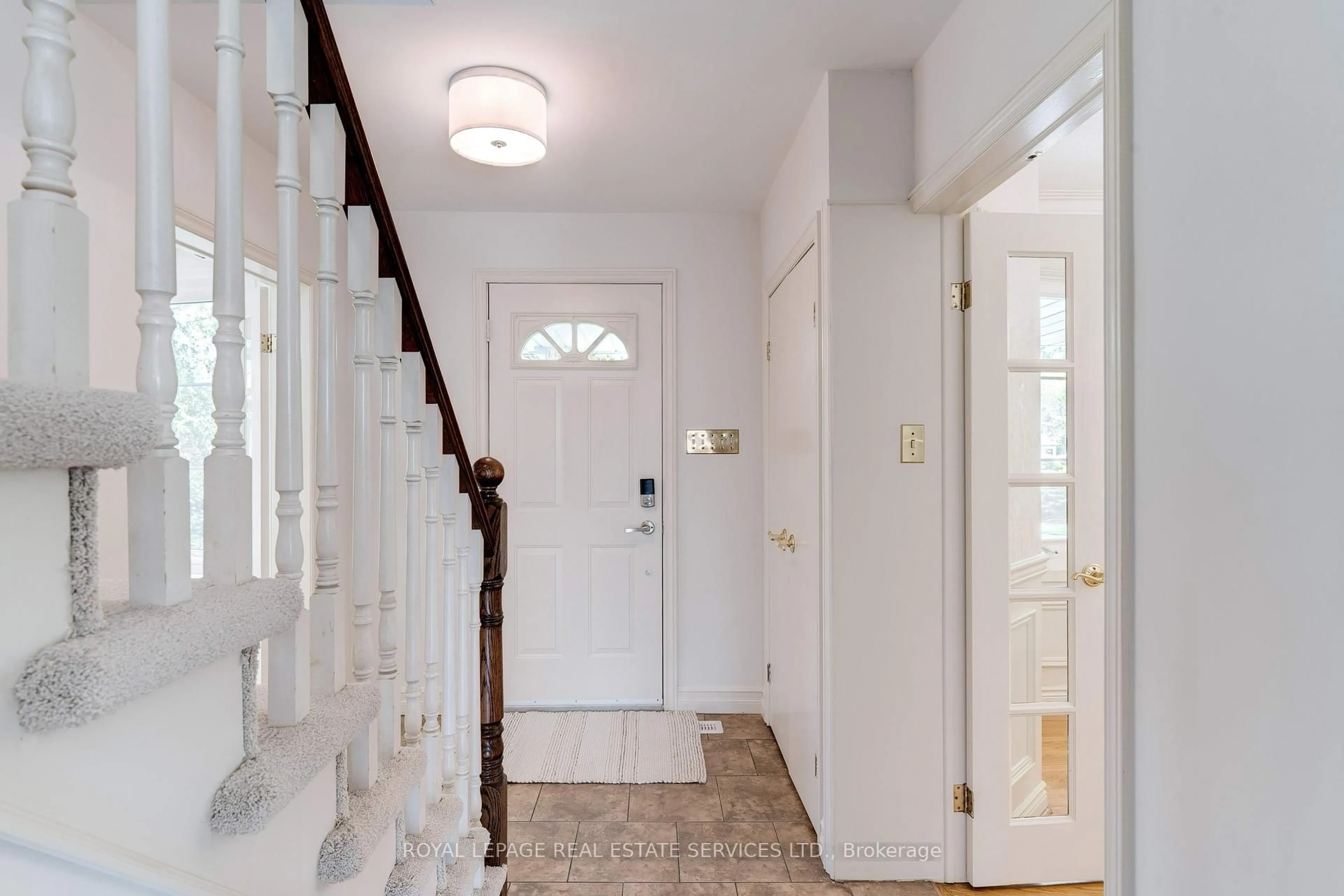 Indoor entryway for 1578 Venetia Dr, Oakville Ontario L6L 1K7