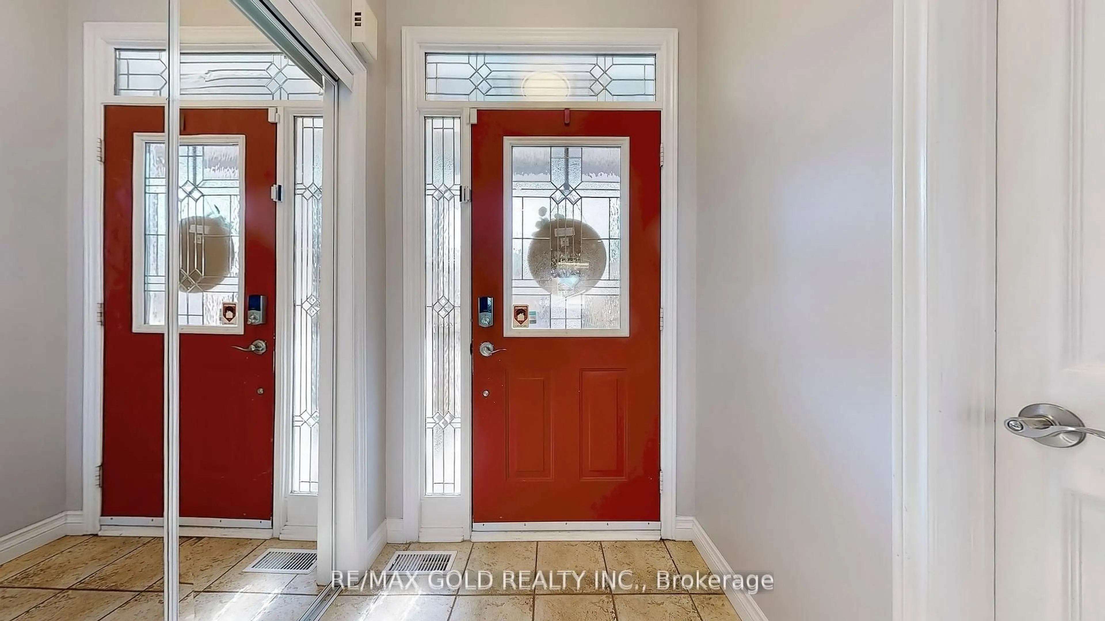 Indoor entryway for 32 Ashdale Rd, Brampton Ontario L6Y 5M7