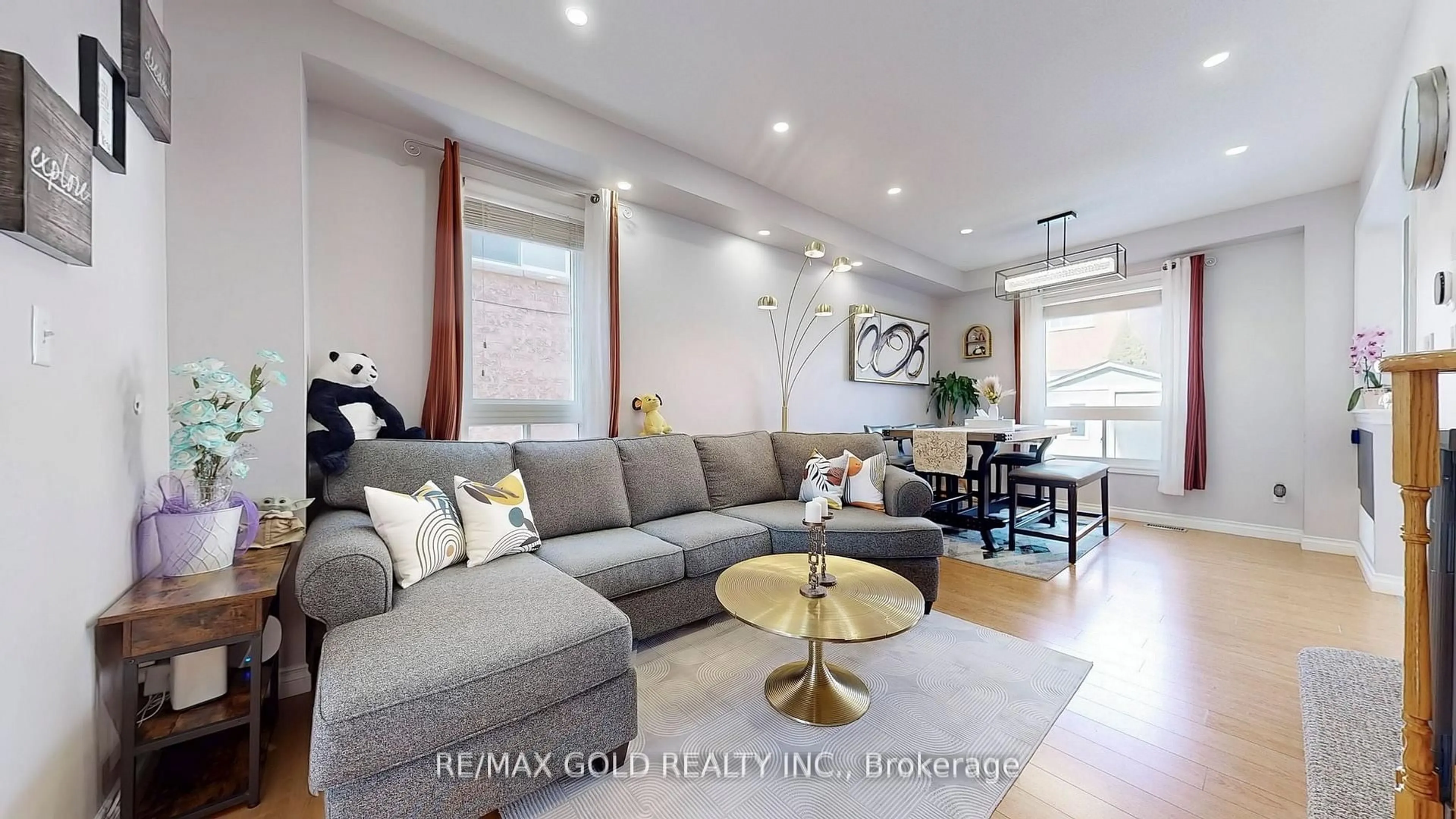 Living room with furniture, unknown for 32 Ashdale Rd, Brampton Ontario L6Y 5M7