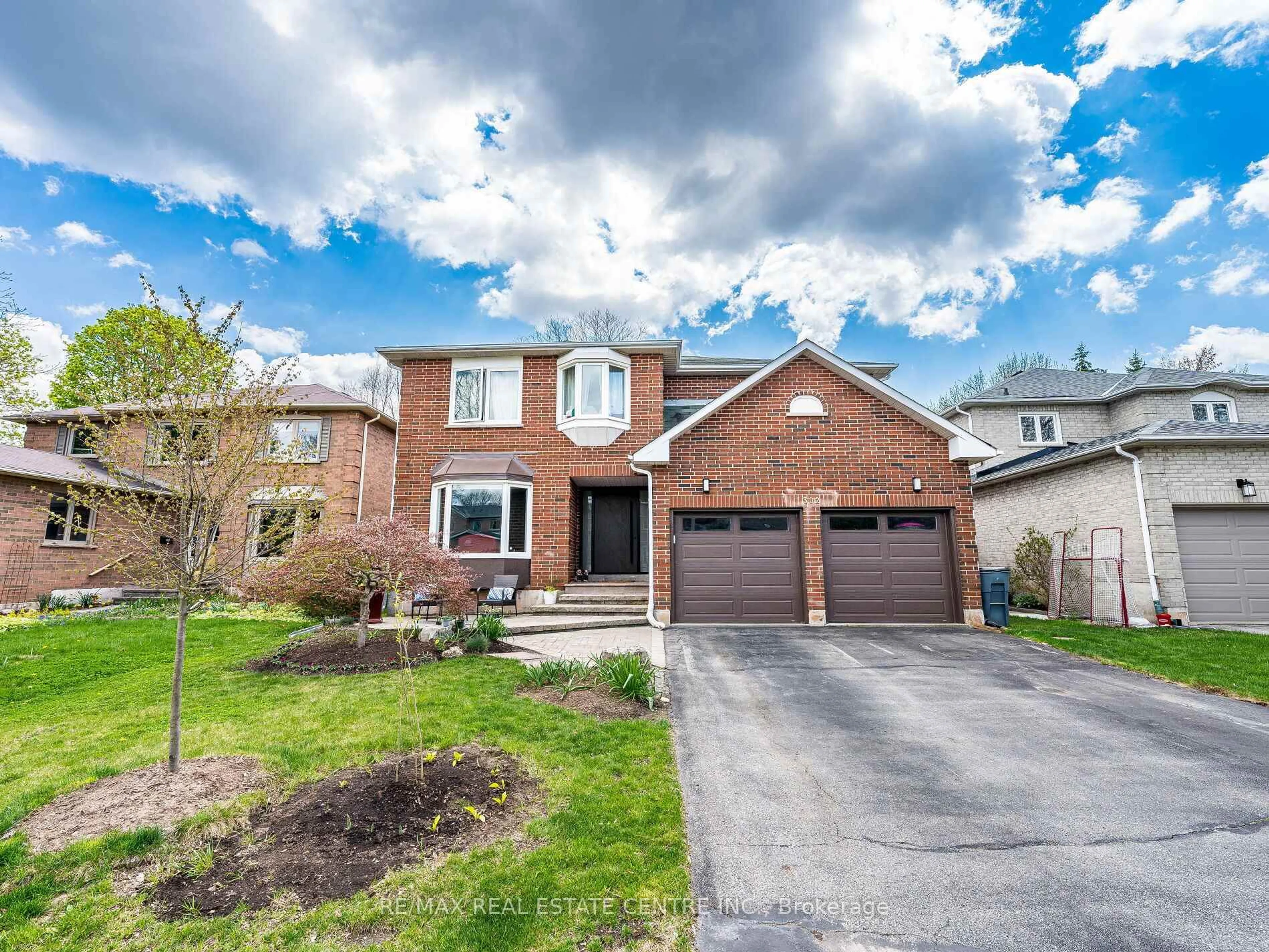 Home with brick exterior material, street for 302 Leacock Ave, Oakville Ontario L6H 5J2
