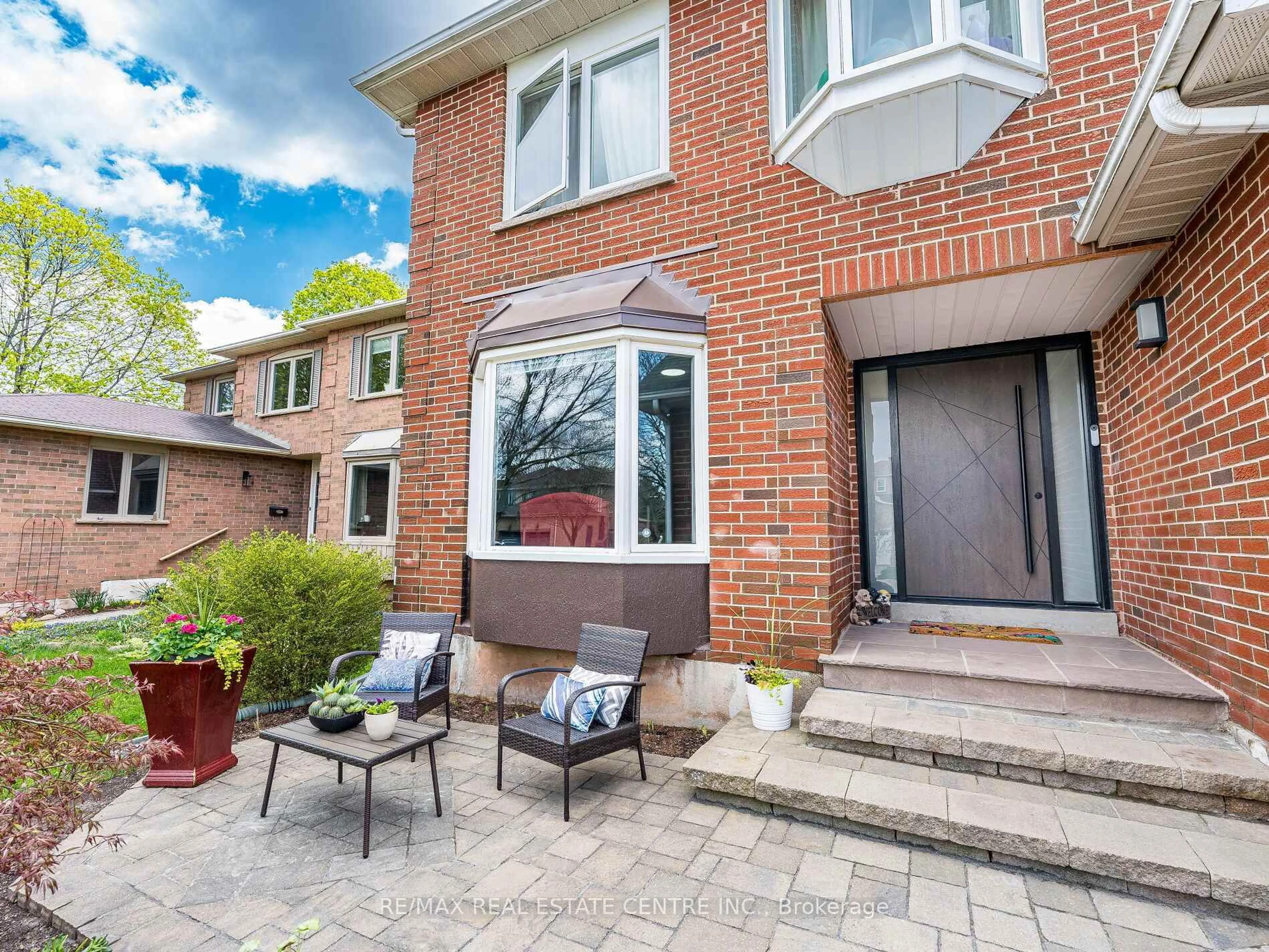 Home with brick exterior material, street for 302 Leacock Ave, Oakville Ontario L6H 5J2