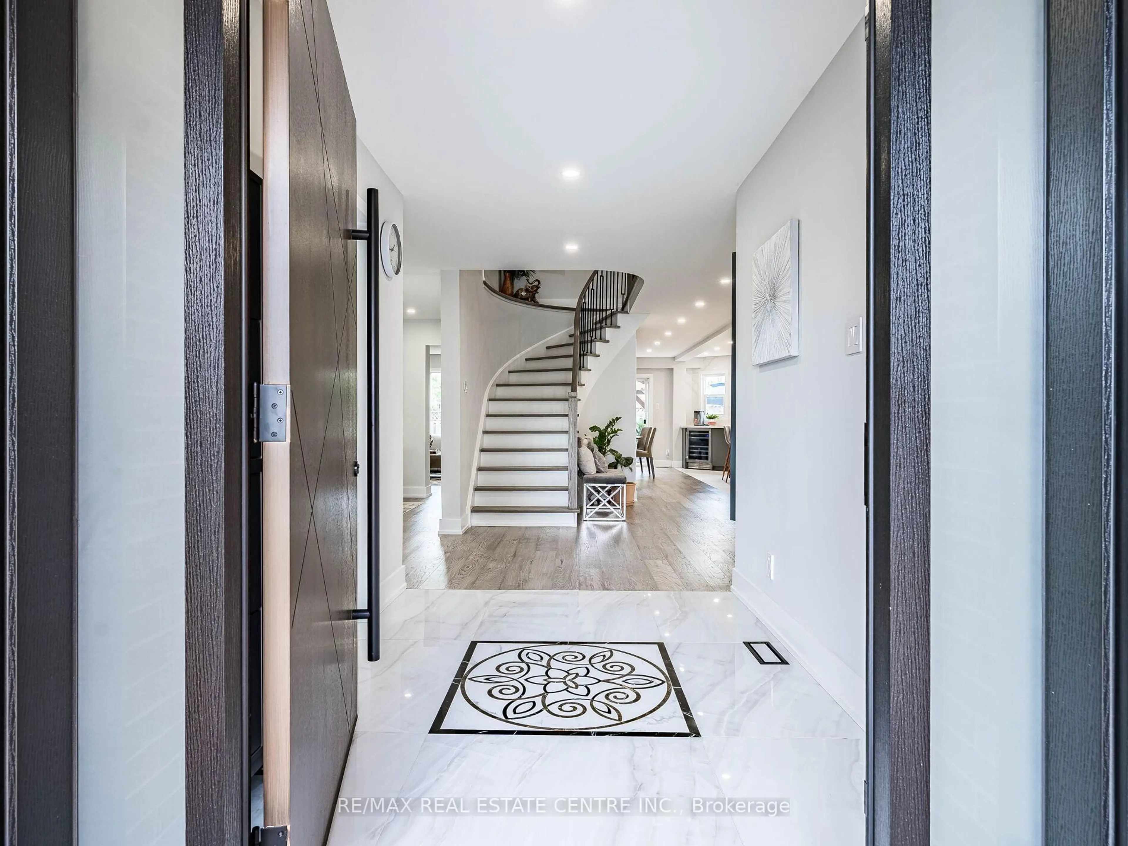Indoor foyer for 302 Leacock Ave, Oakville Ontario L6H 5J2