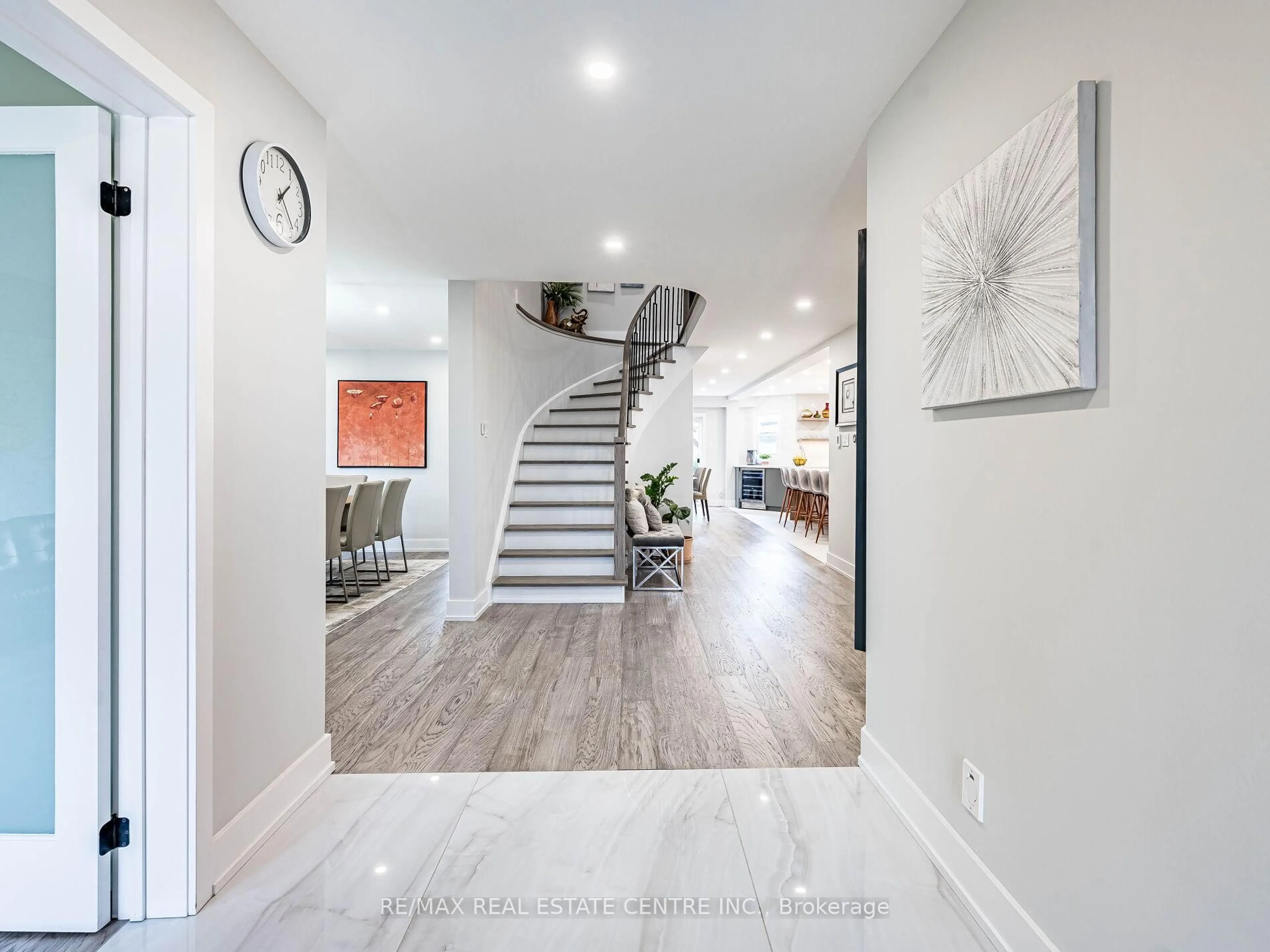 Indoor entryway for 302 Leacock Ave, Oakville Ontario L6H 5J2