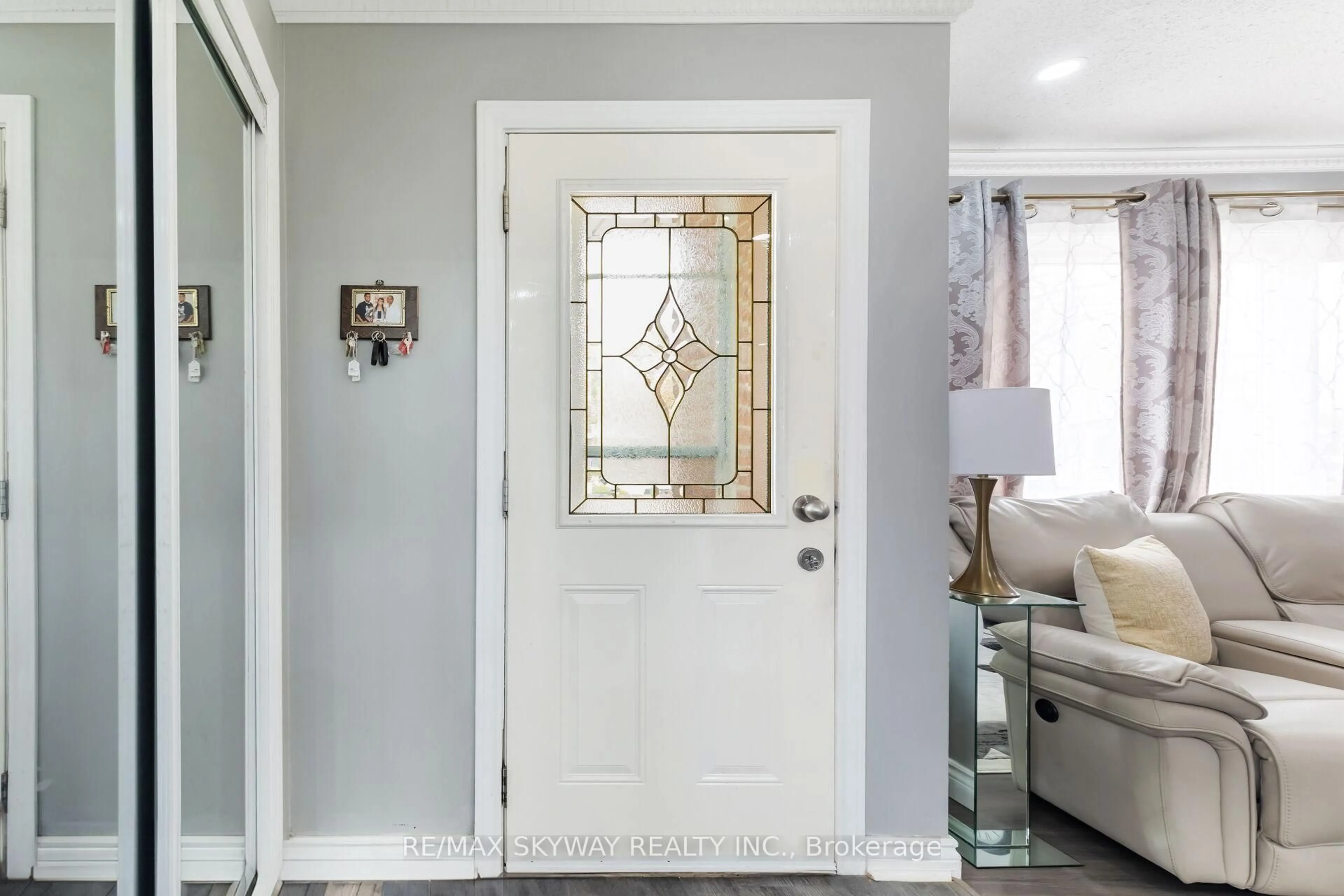 Indoor entryway for 144 Archdekin Dr, Brampton Ontario L6V 1Y7