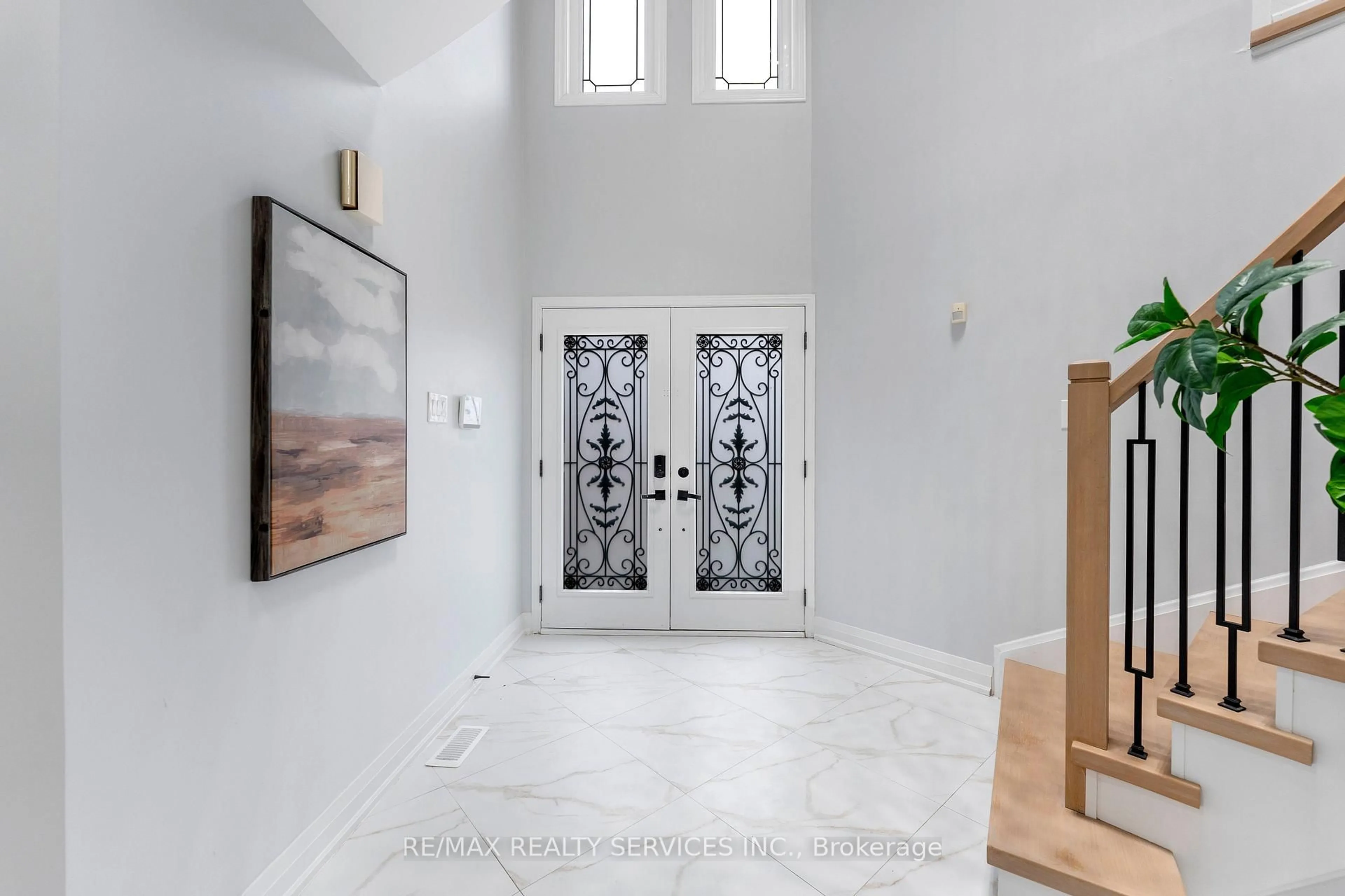 Indoor entryway for 2511 Paula Crt, Mississauga Ontario L5K 2R5