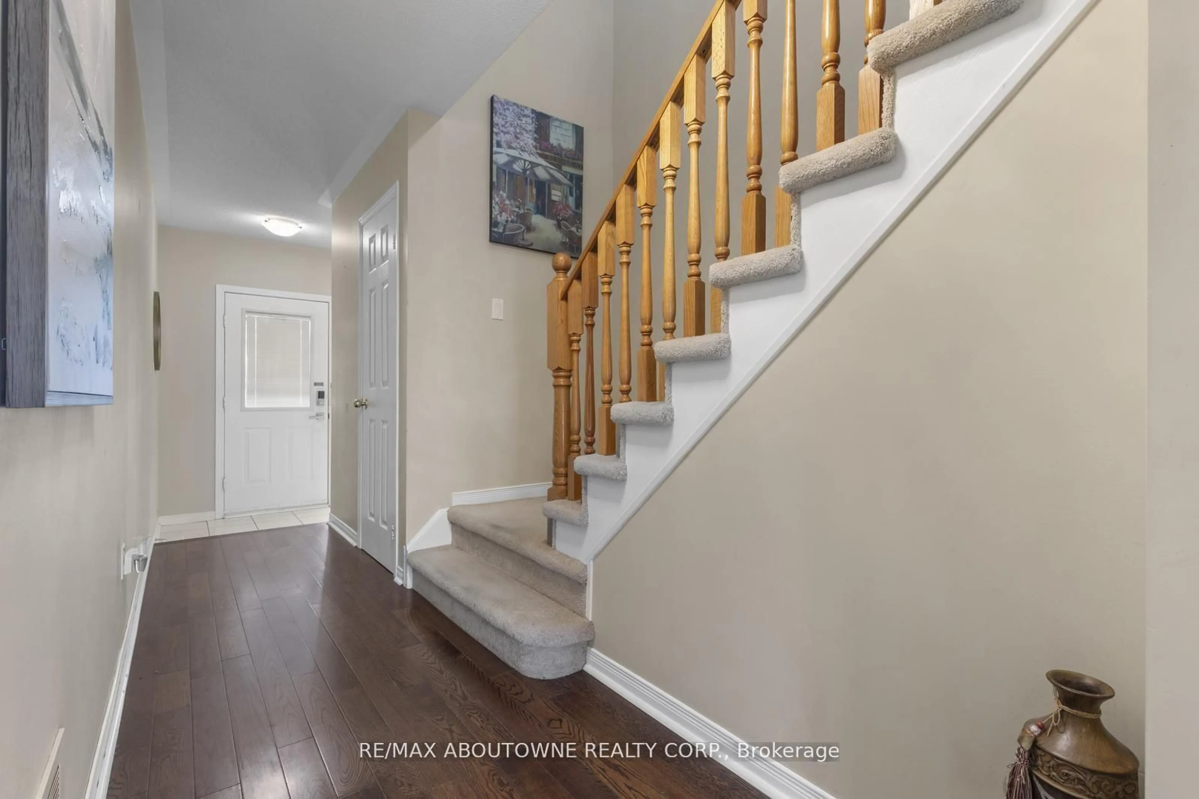 Indoor entryway for 2149 Shorncliffe Blvd, Oakville Ontario L6M 3W7