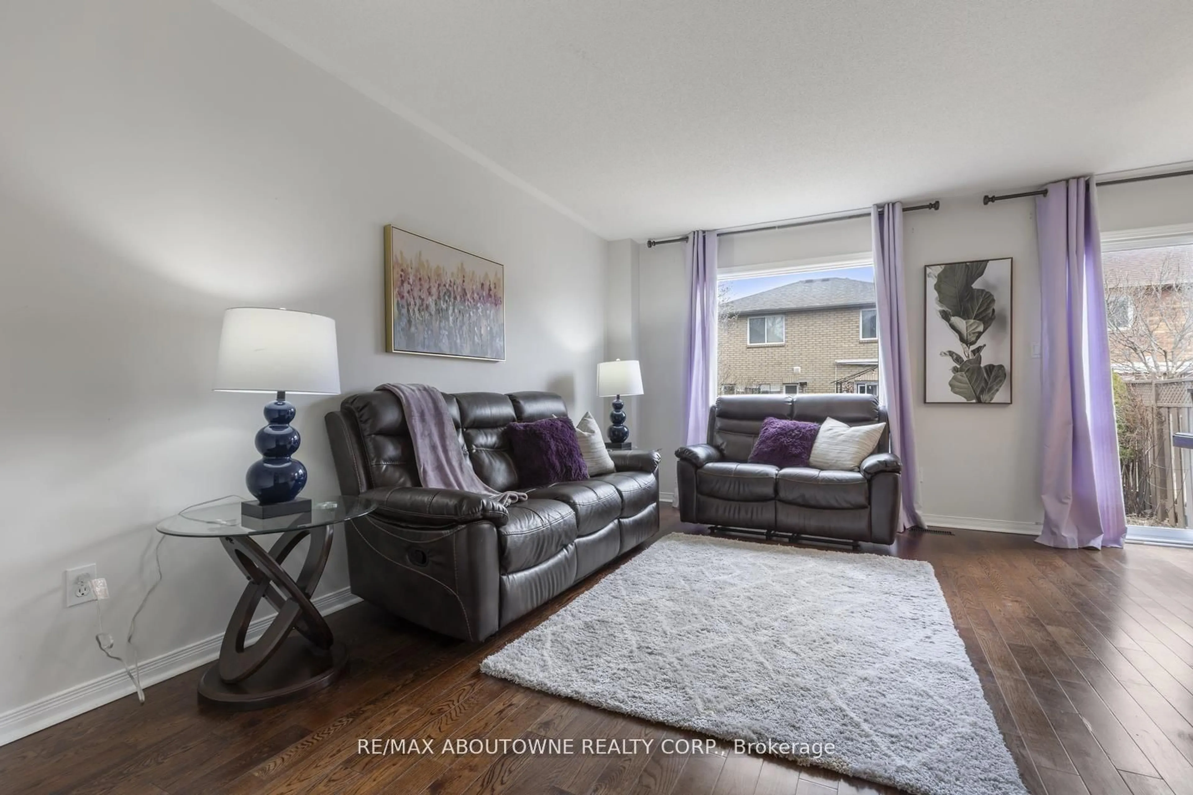 Living room with furniture, unknown for 2149 Shorncliffe Blvd, Oakville Ontario L6M 3W7